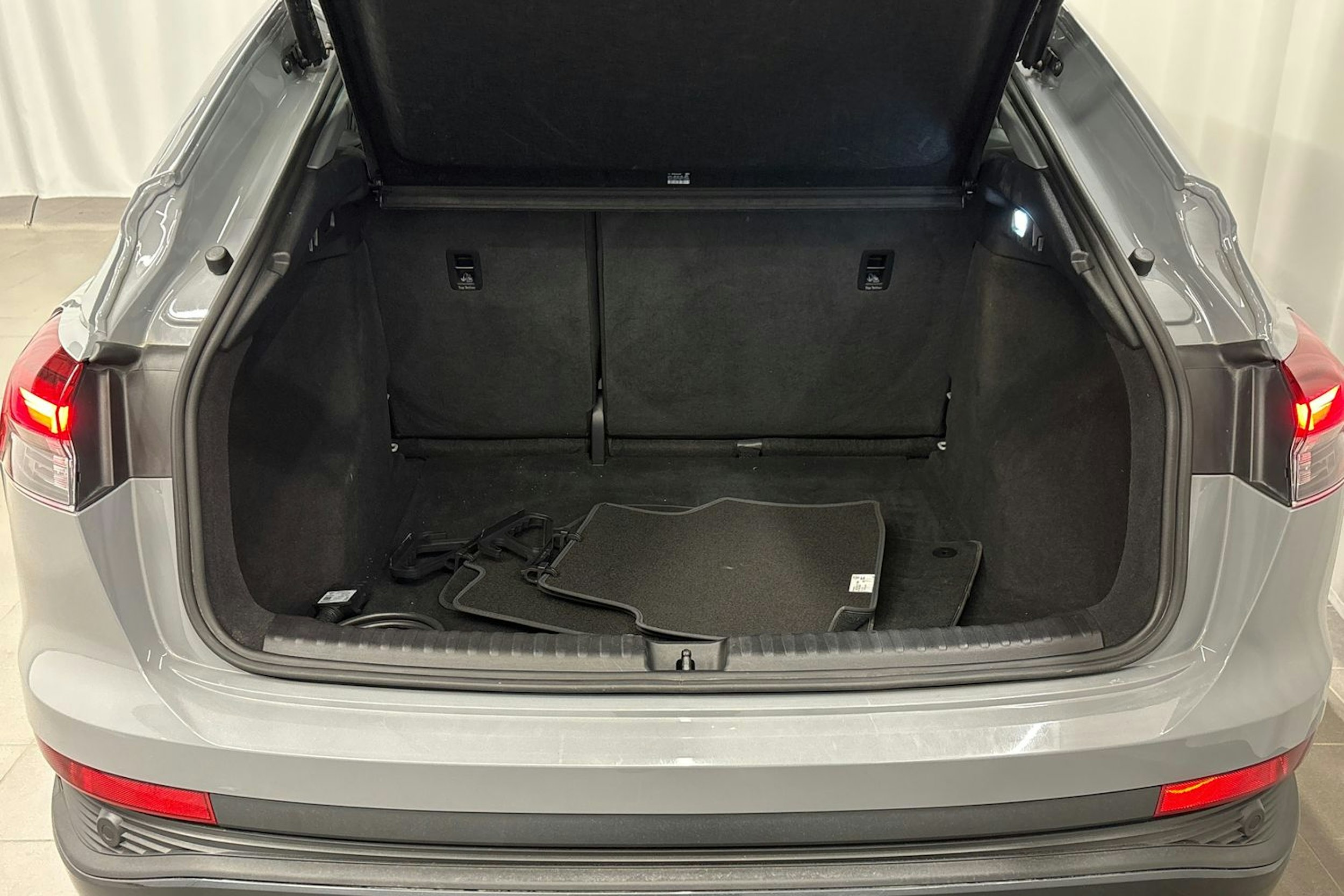 harmaa Audi Q4 e-tron 2023 kuva 15.