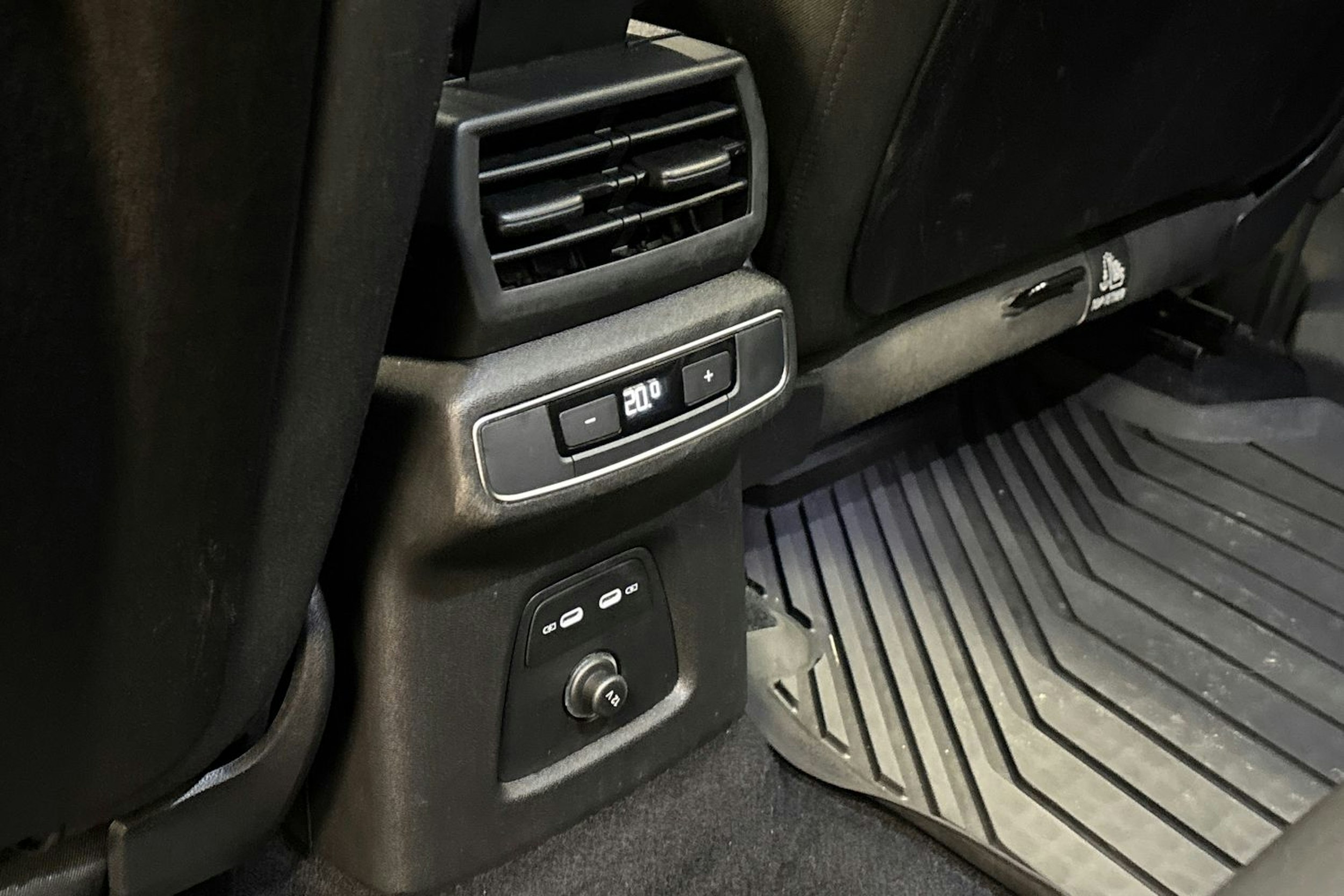 harmaa Audi Q4 e-tron 2023 kuva 17.