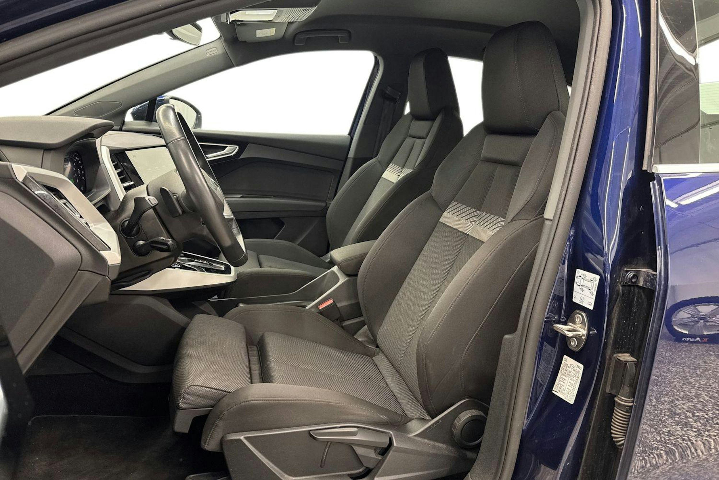 sininen Audi Q4 e-tron 2023 kuva 11.