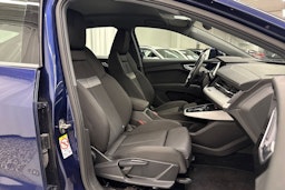 sininen Audi Q4 e-tron 2023 kuva 13.