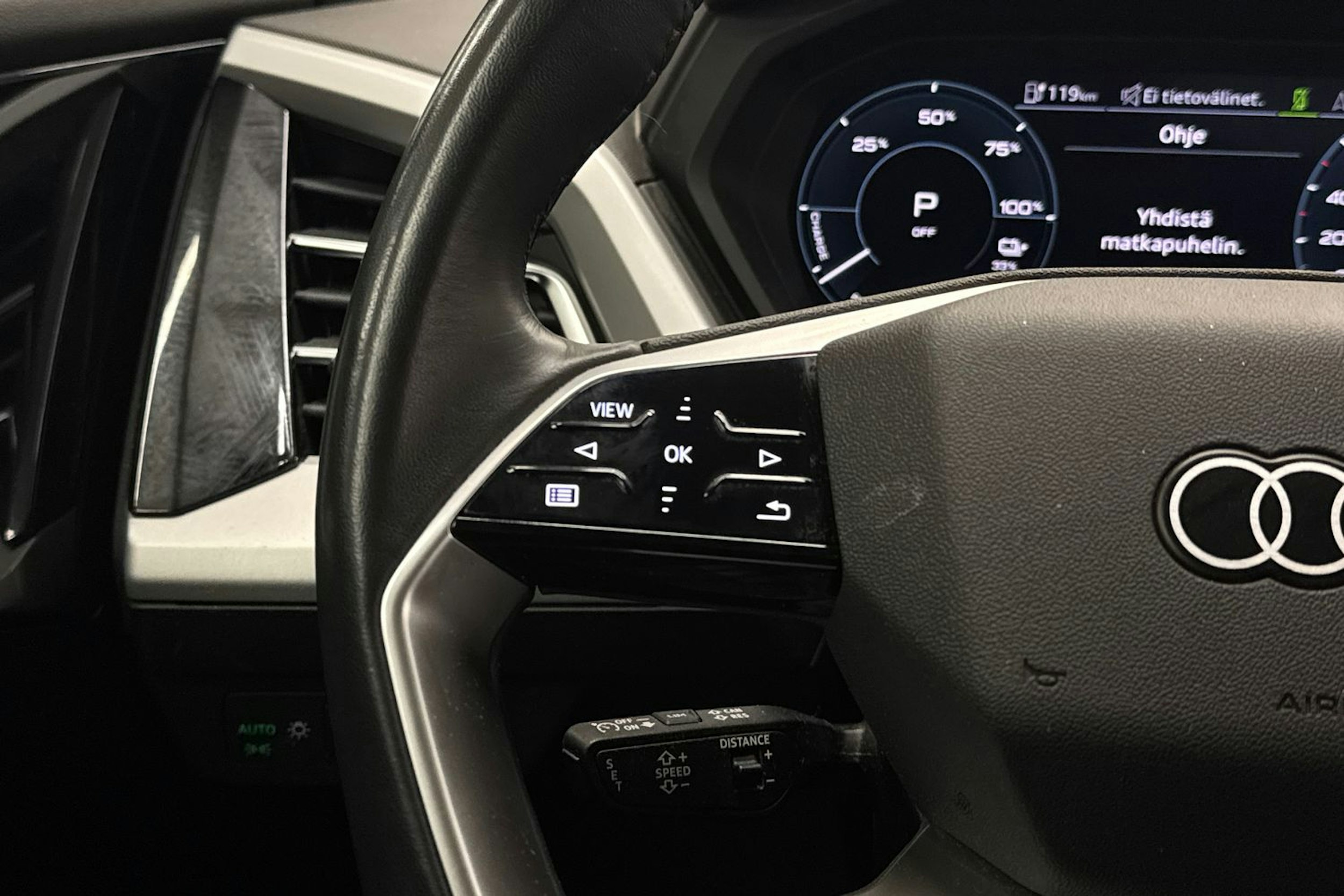 sininen Audi Q4 e-tron 2023 kuva 15.