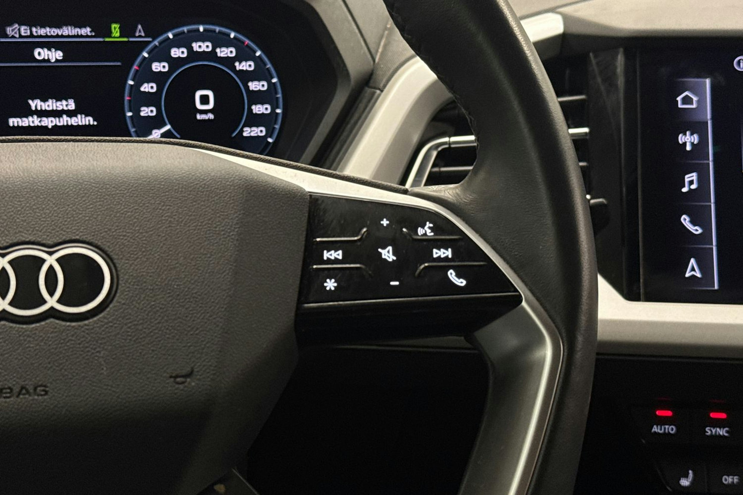 sininen Audi Q4 e-tron 2023 kuva 16.