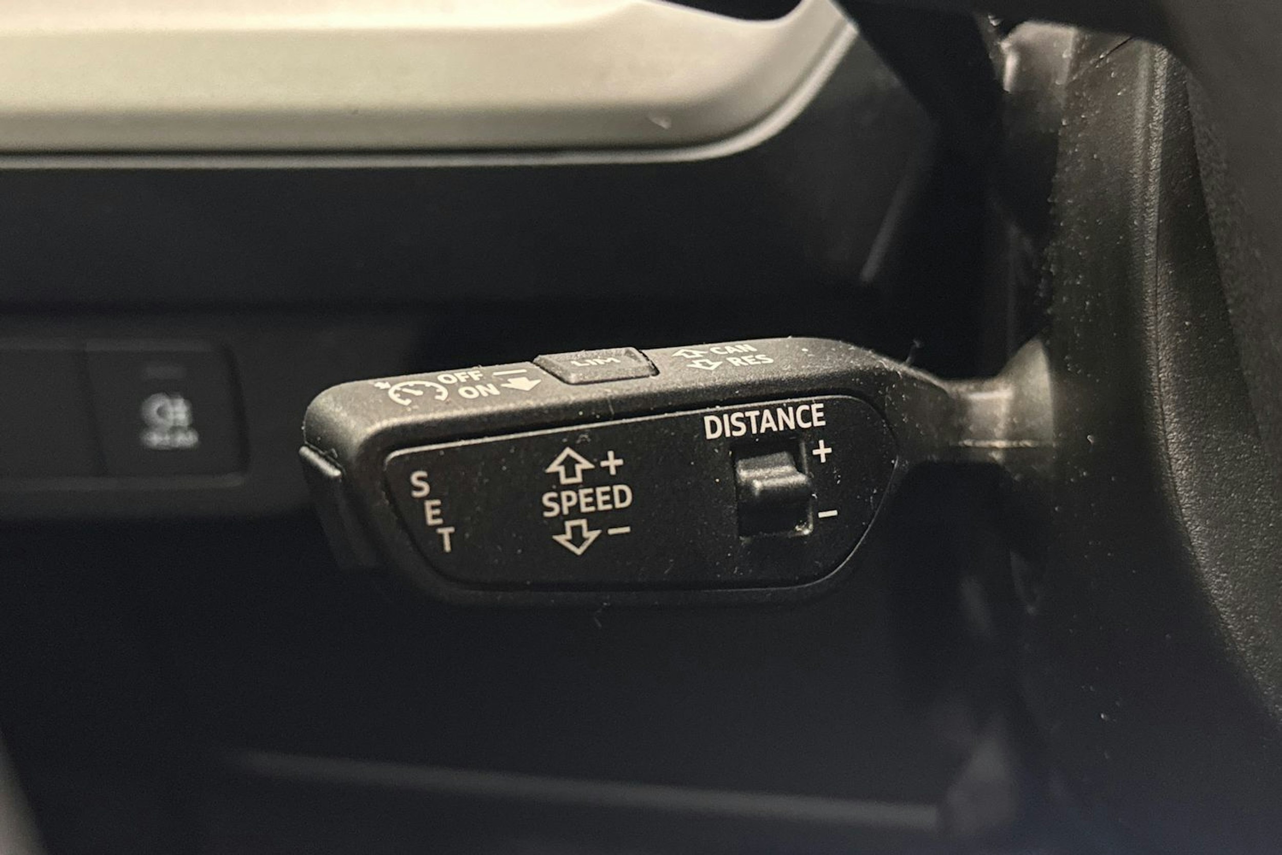 sininen Audi Q4 e-tron 2023 kuva 17.