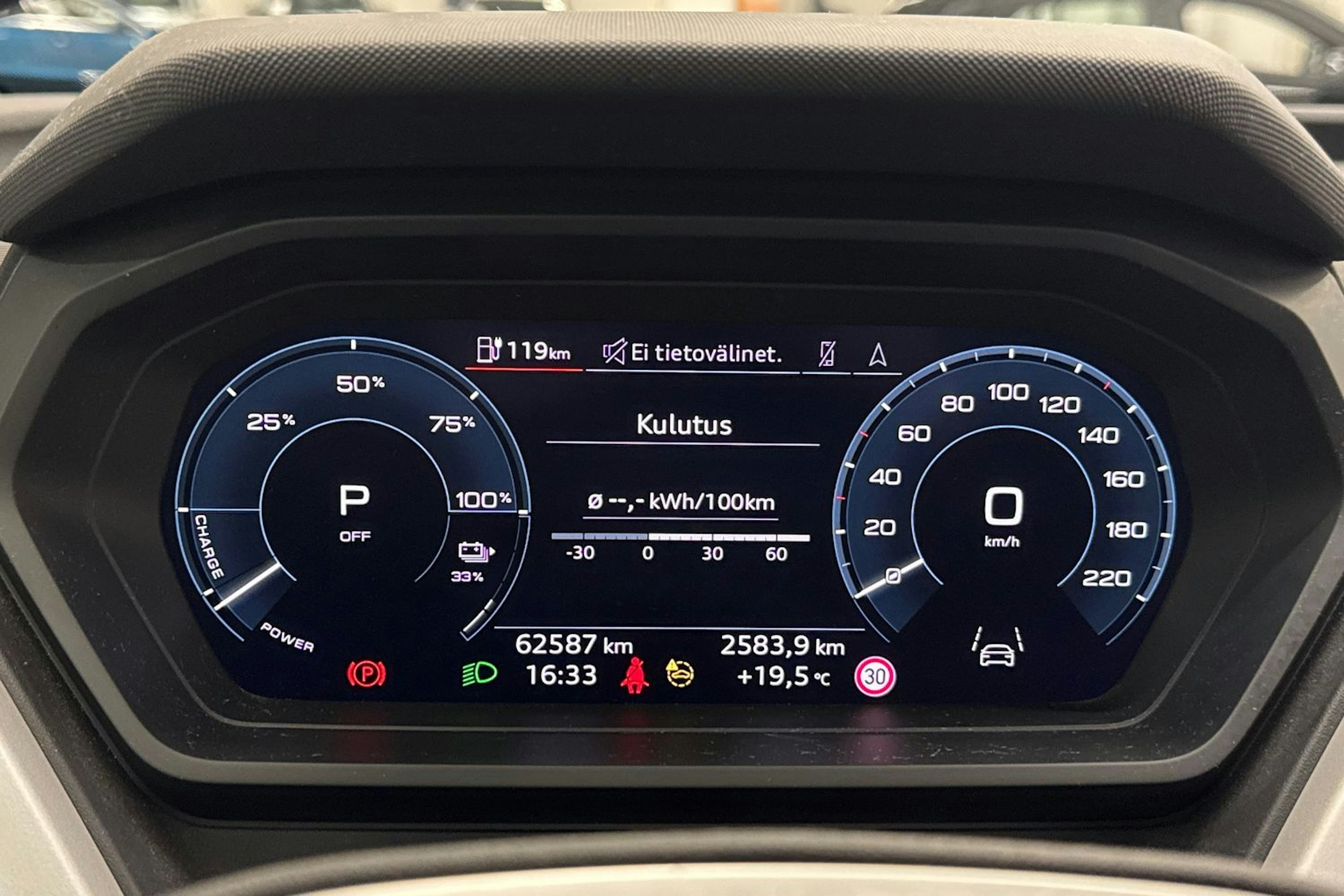 sininen Audi Q4 e-tron 2023 kuva 18.