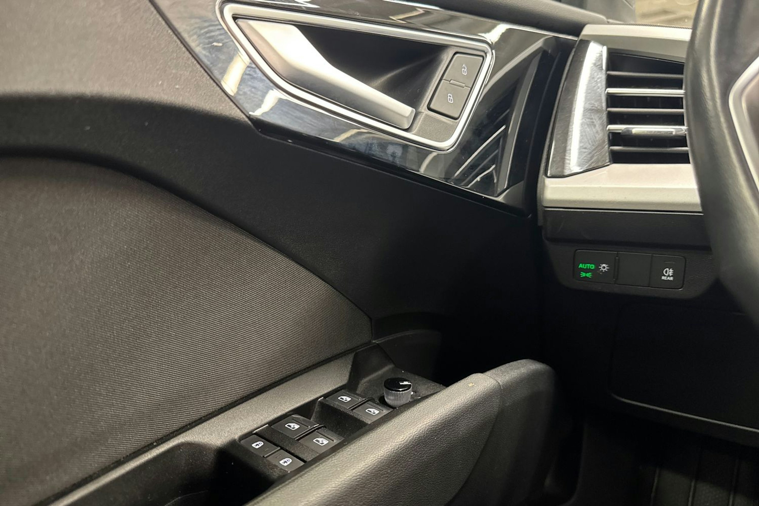 sininen Audi Q4 e-tron 2023 kuva 19.