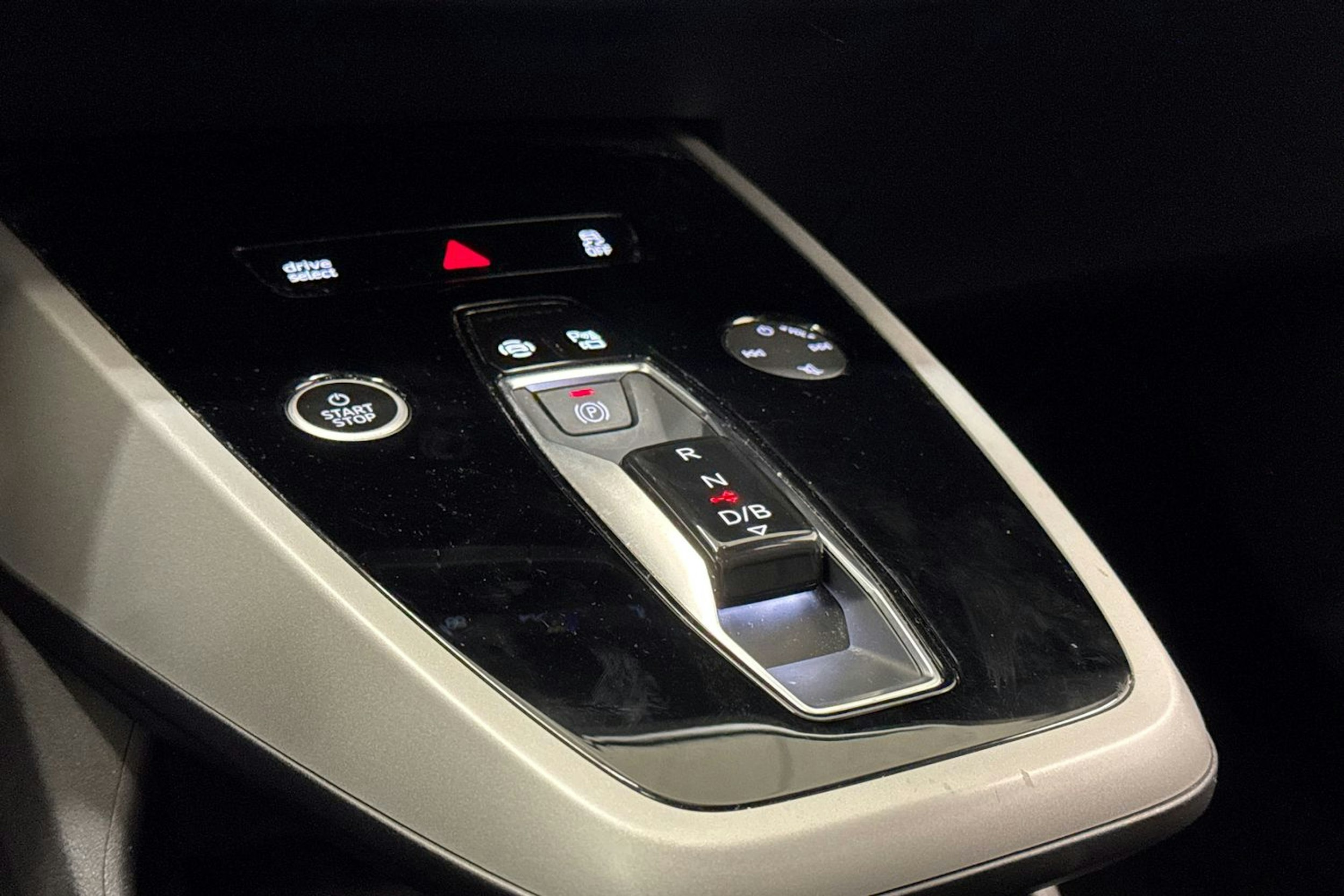 sininen Audi Q4 e-tron 2023 kuva 20.