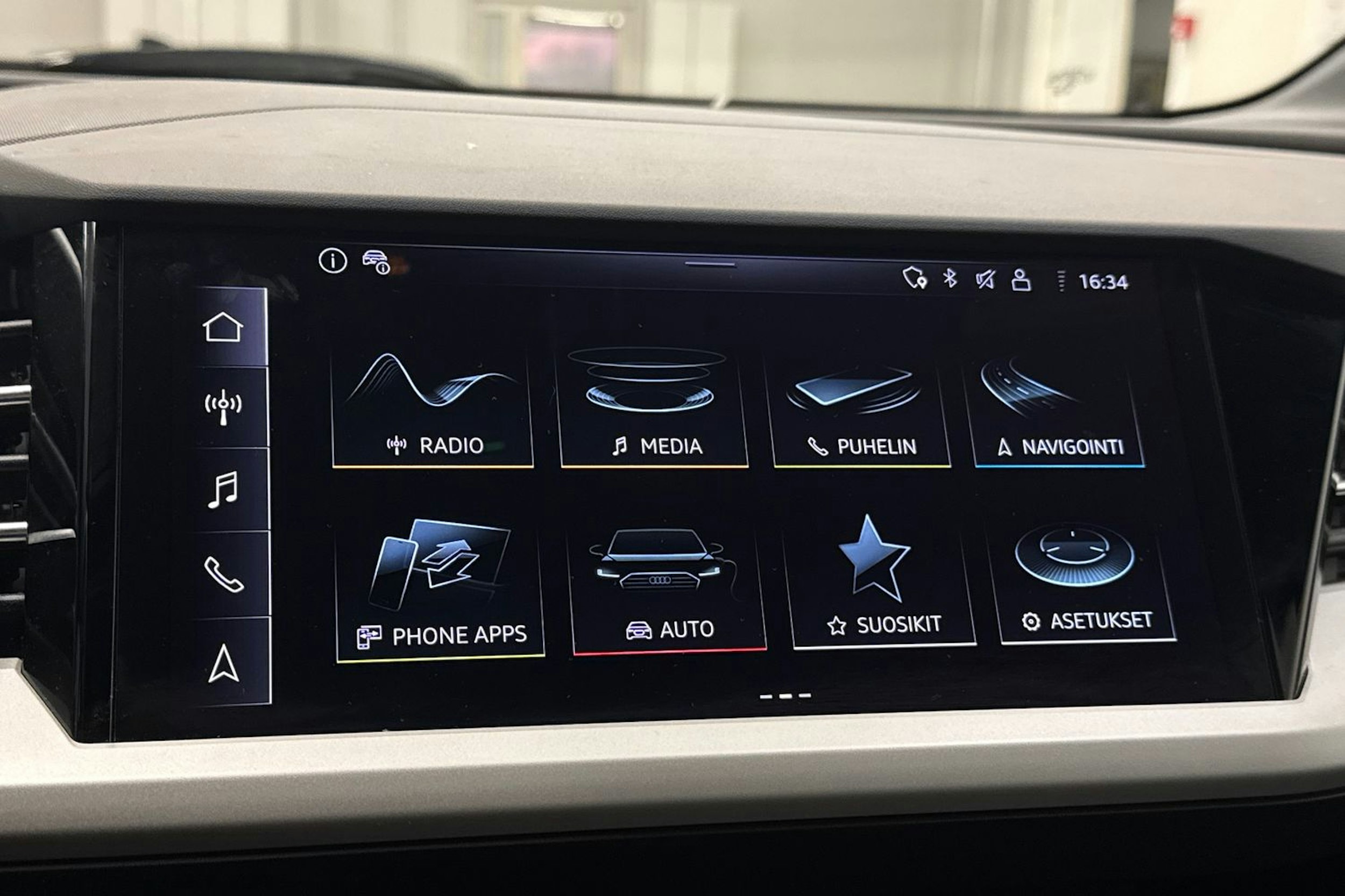 sininen Audi Q4 e-tron 2023 kuva 23.