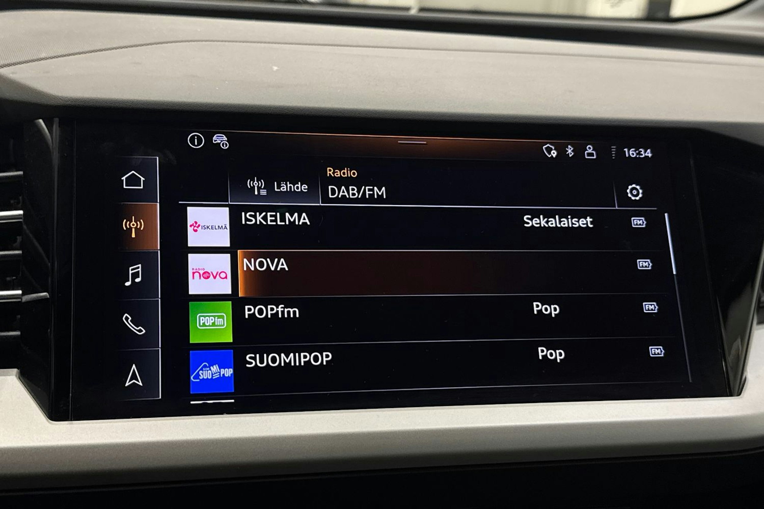 sininen Audi Q4 e-tron 2023 kuva 24.