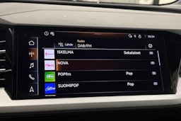 sininen Audi Q4 e-tron 2023 kuva 24.