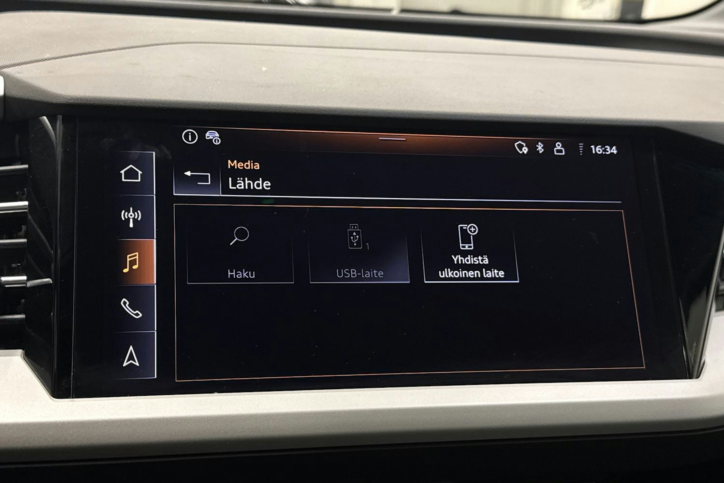 sininen Audi Q4 e-tron 2023 kuva 25.