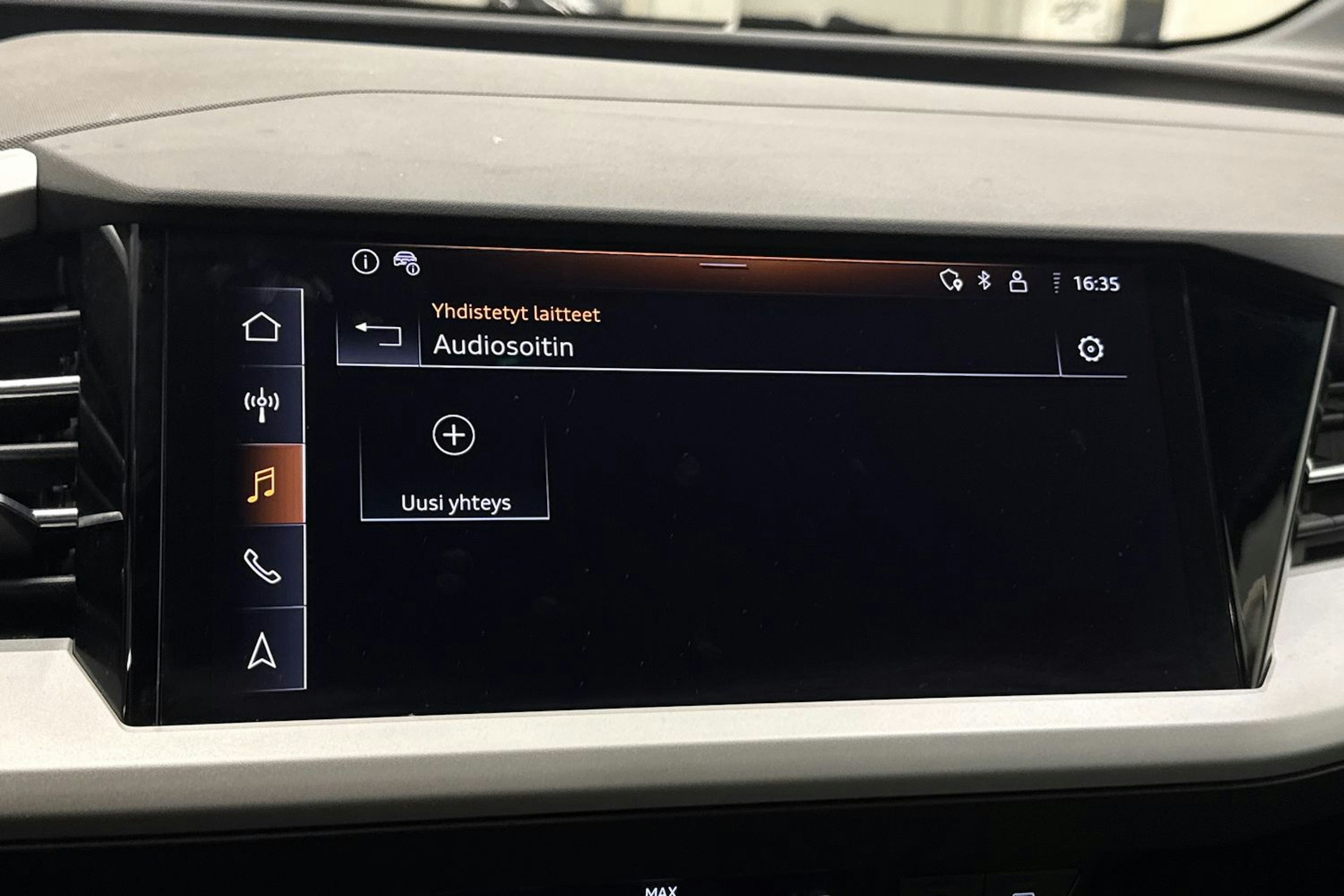 sininen Audi Q4 e-tron 2023 kuva 26.