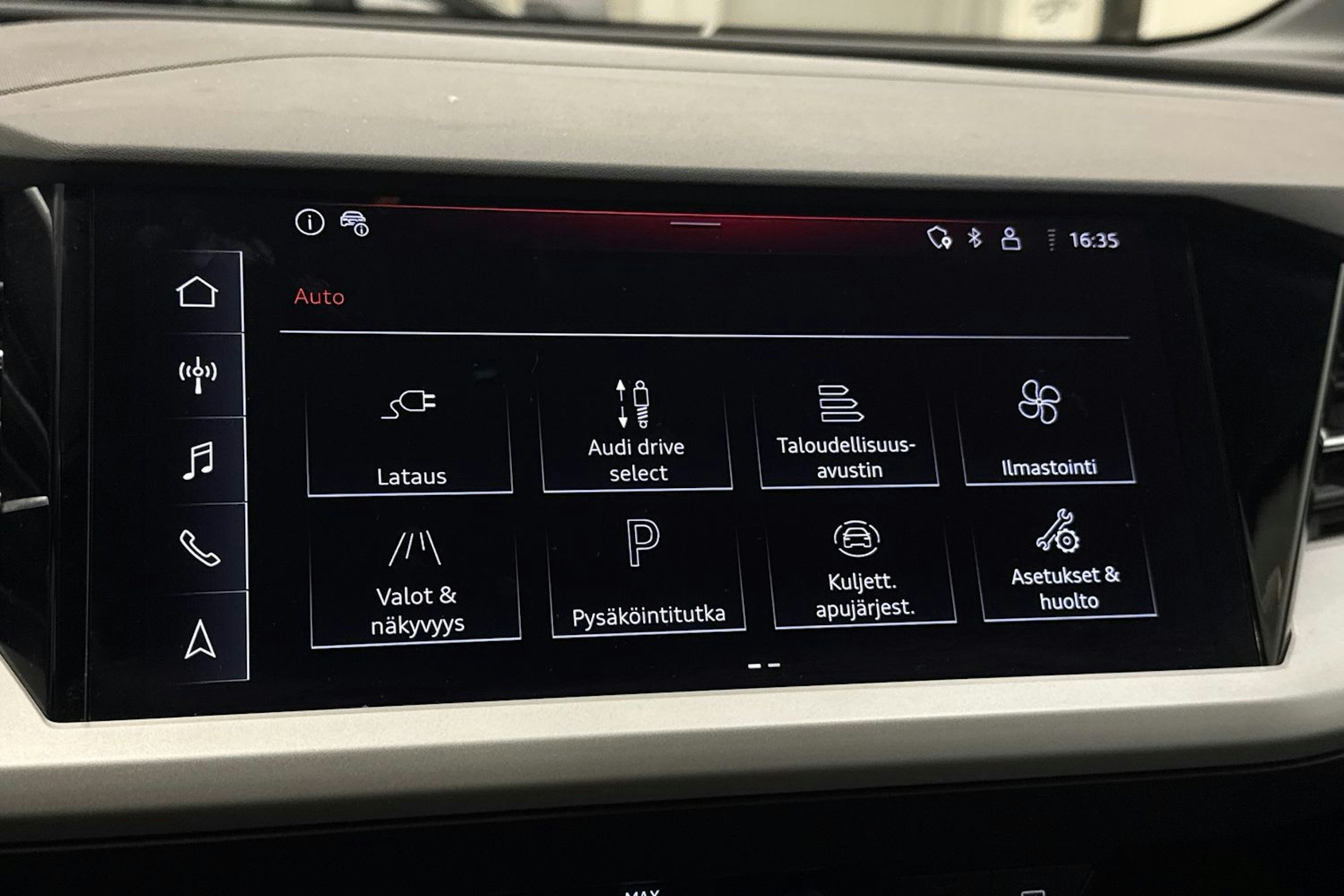 sininen Audi Q4 e-tron 2023 kuva 29.