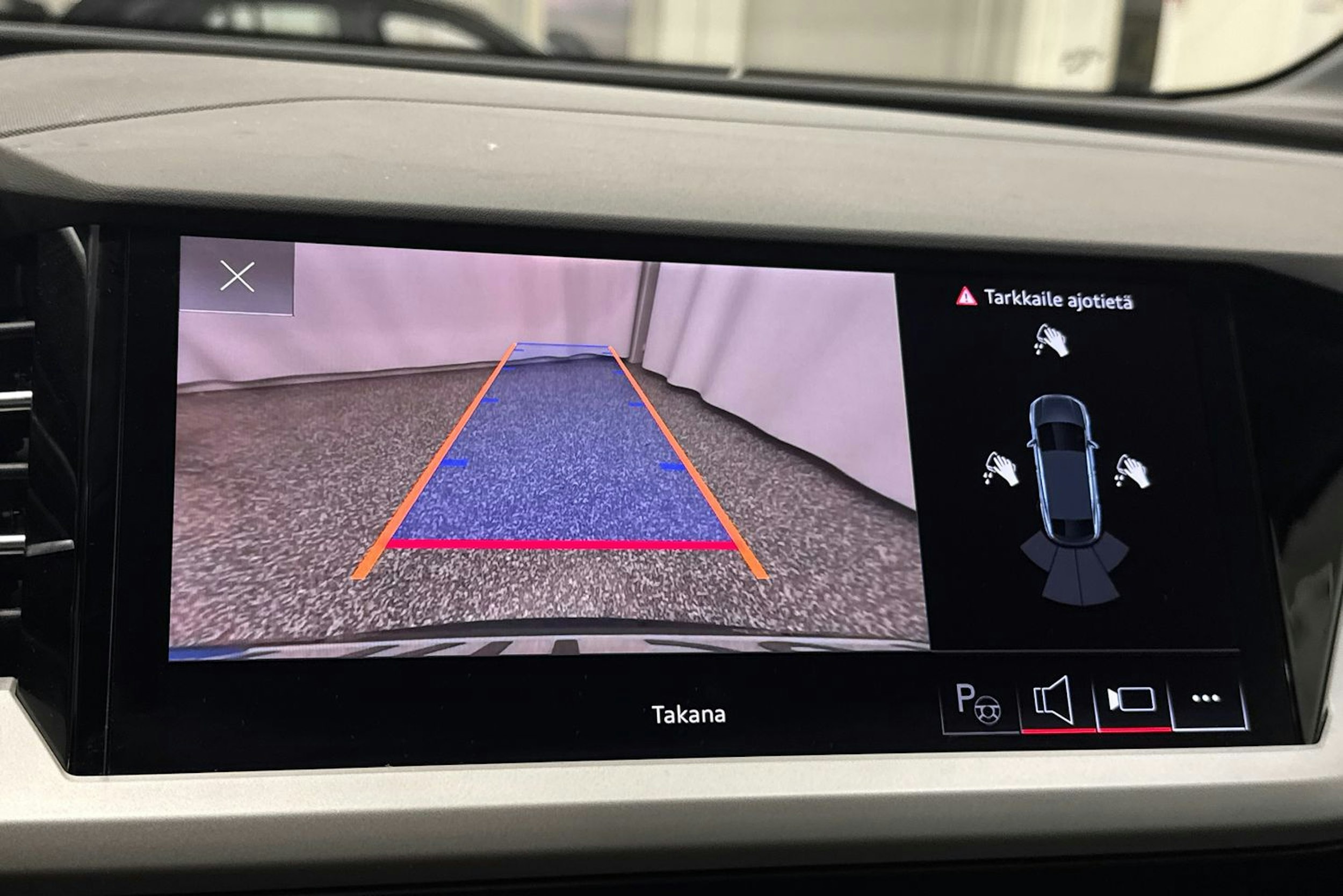 sininen Audi Q4 e-tron 2023 kuva 35.