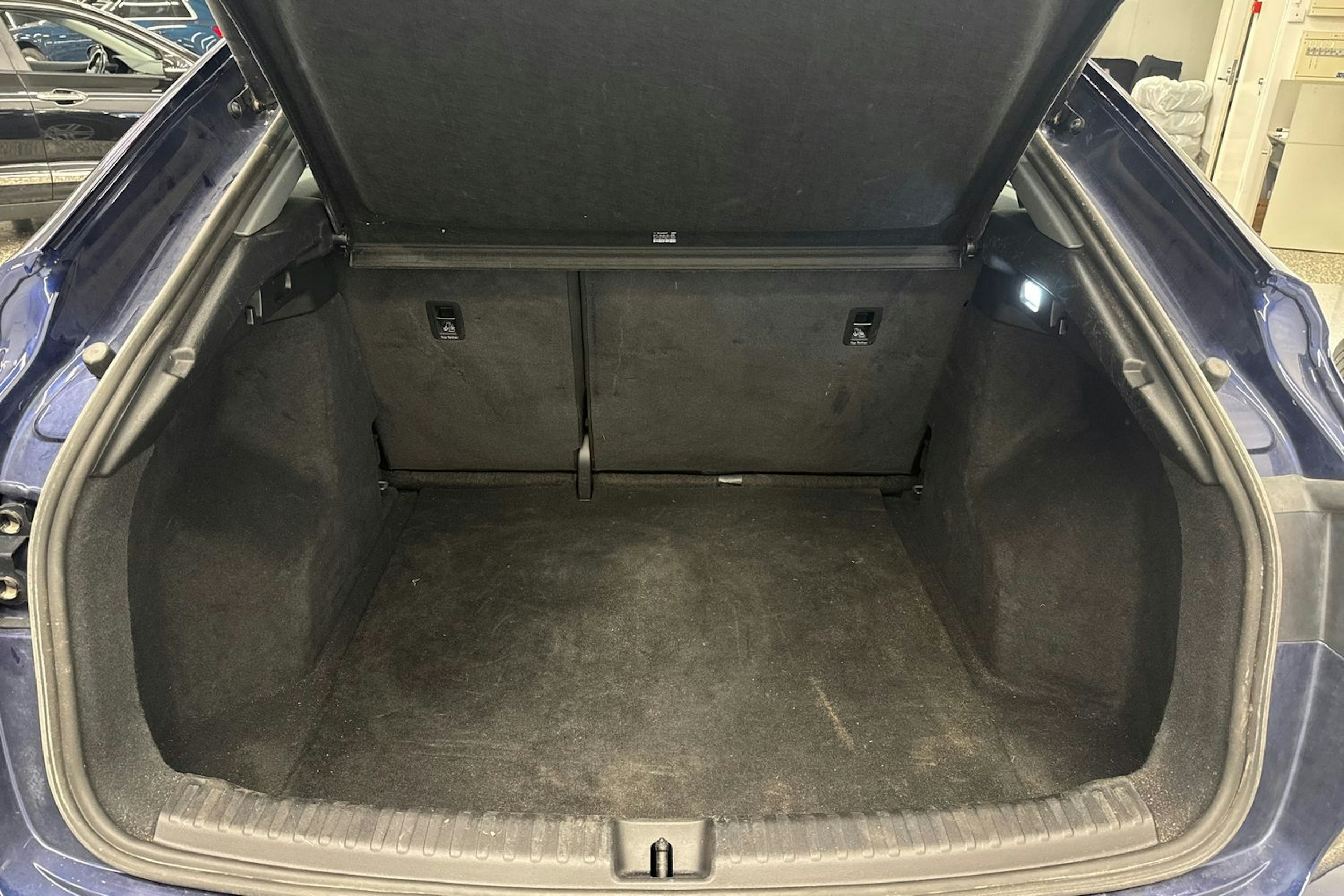 sininen Audi Q4 e-tron 2023 kuva 36.