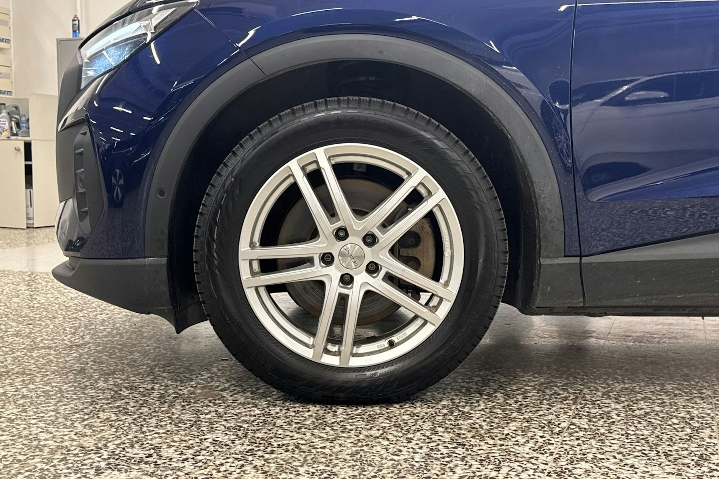 sininen Audi Q4 e-tron 2023 kuva 37.