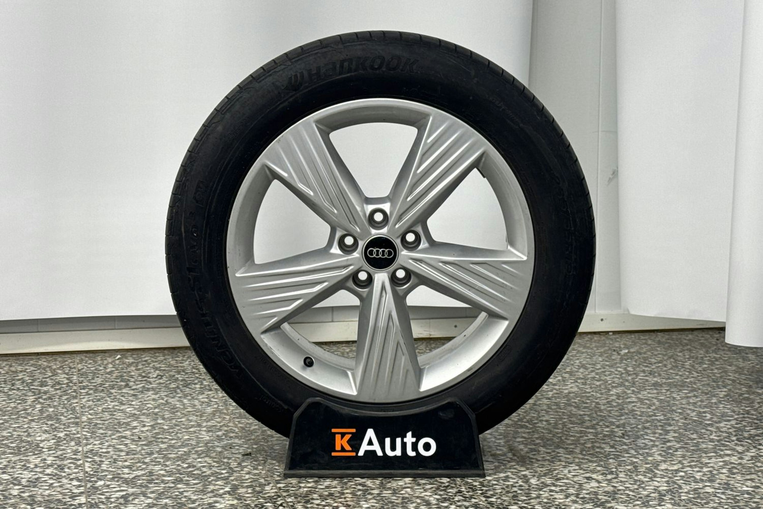 sininen Audi Q4 e-tron 2023 kuva 39.