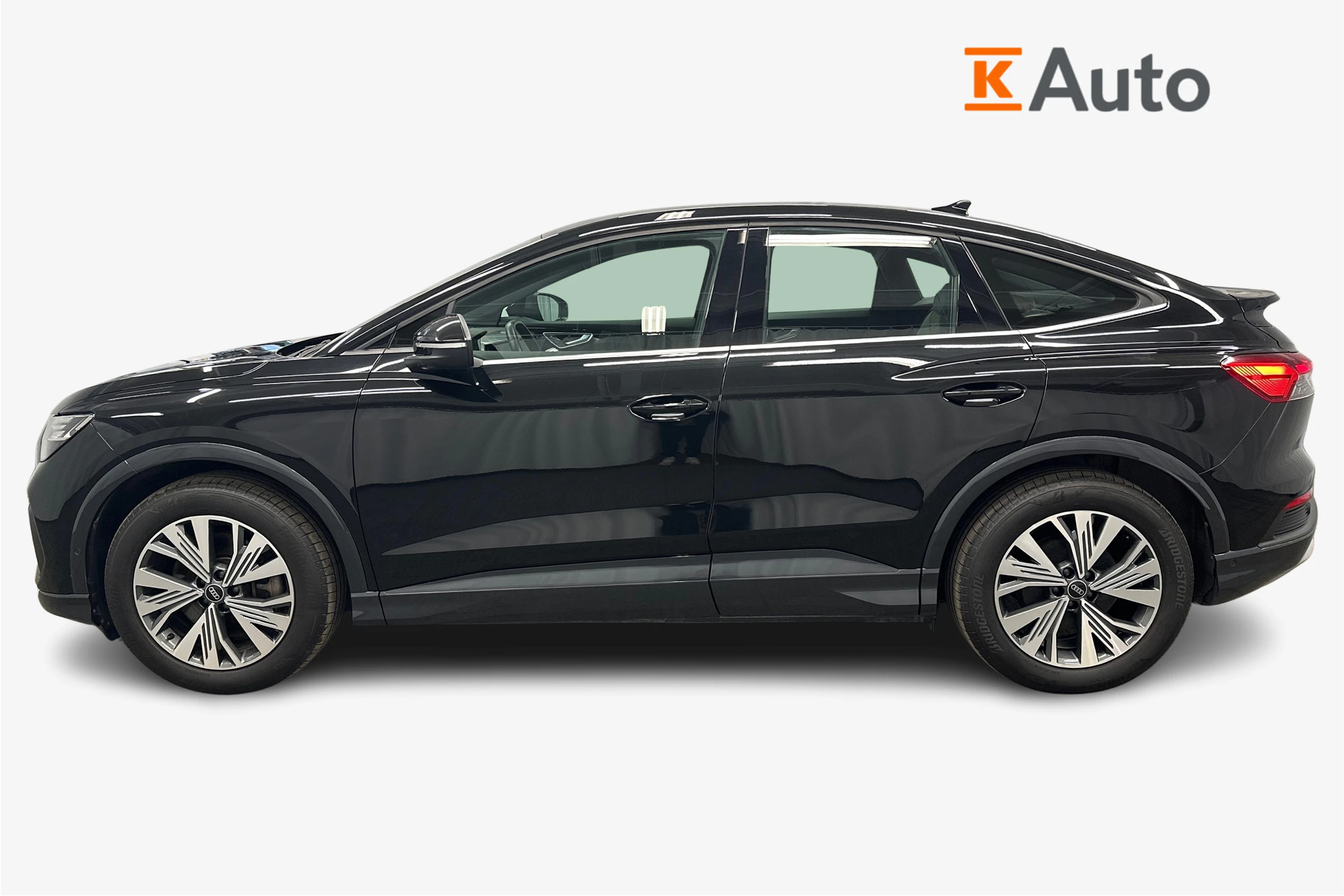 musta Audi Q4 e-tron 2023 kuva 5.