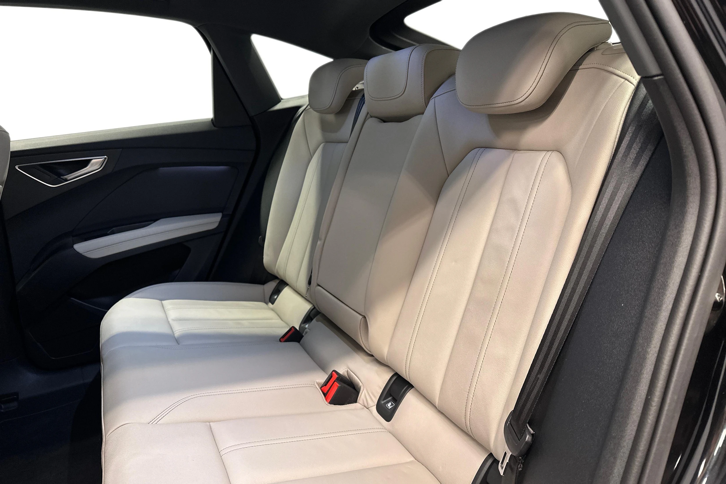 musta Audi Q4 e-tron 2023 kuva 8.