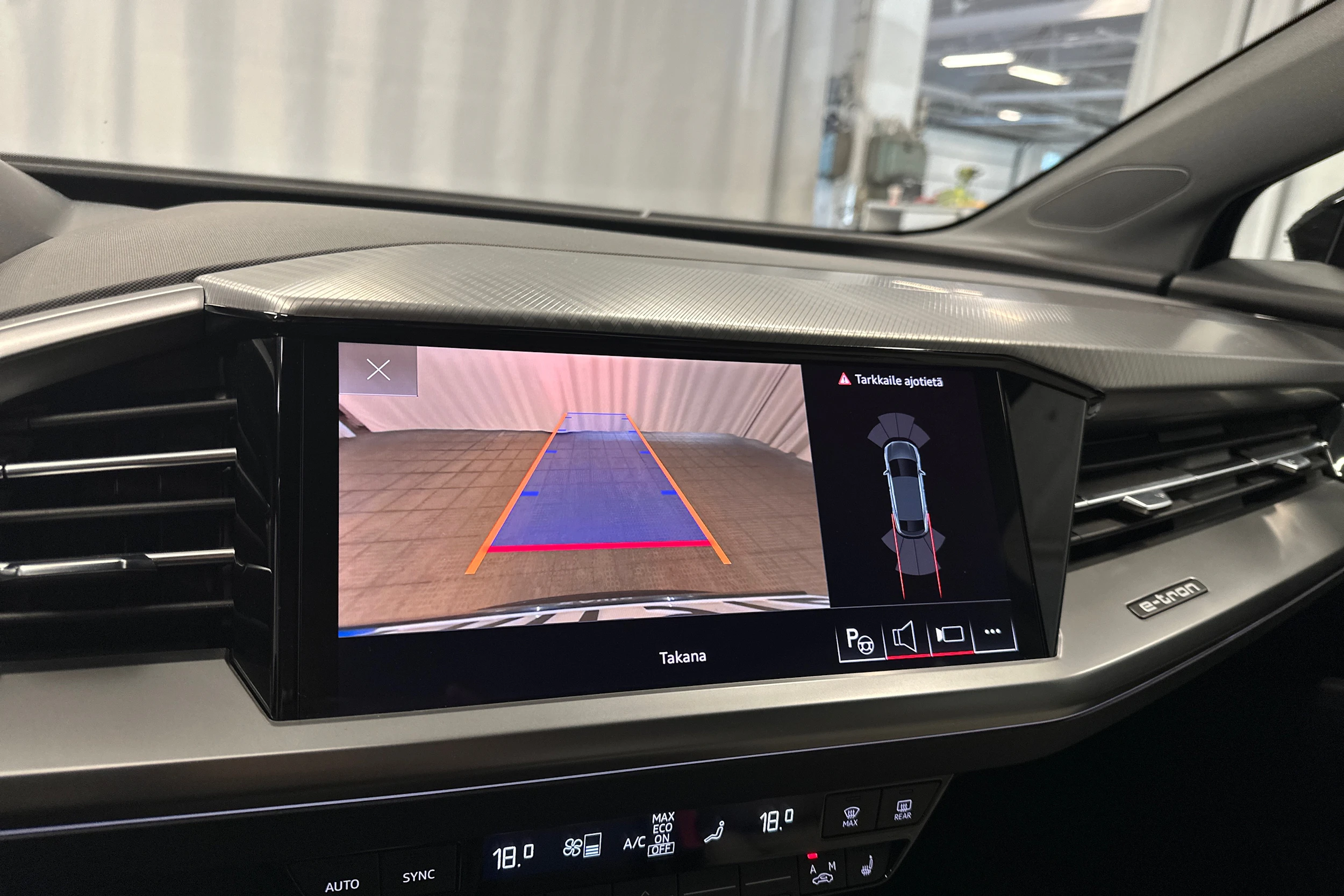 musta Audi Q4 e-tron 2023 kuva 17.