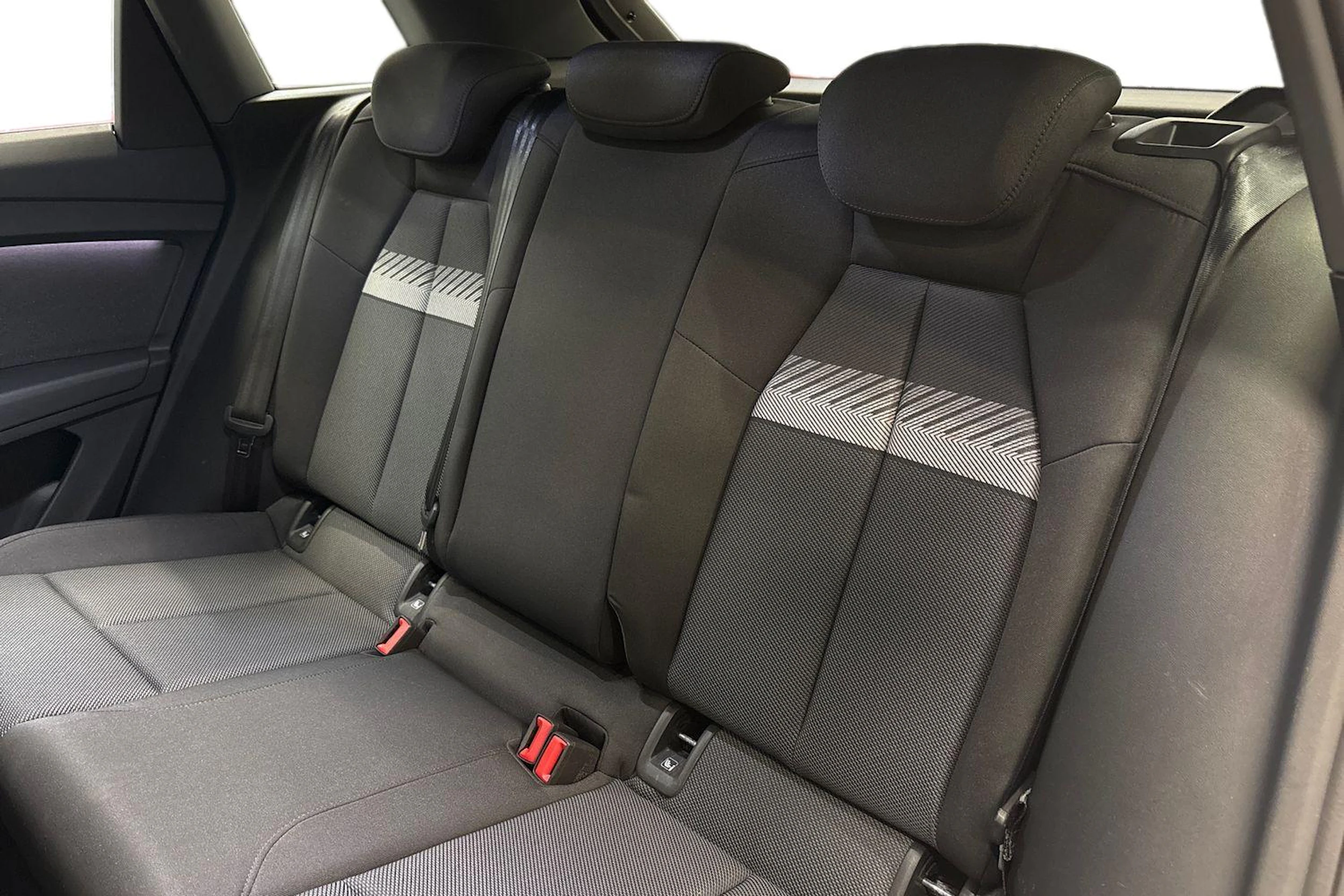 sininen Audi Q4 e-tron 2023 kuva 8.