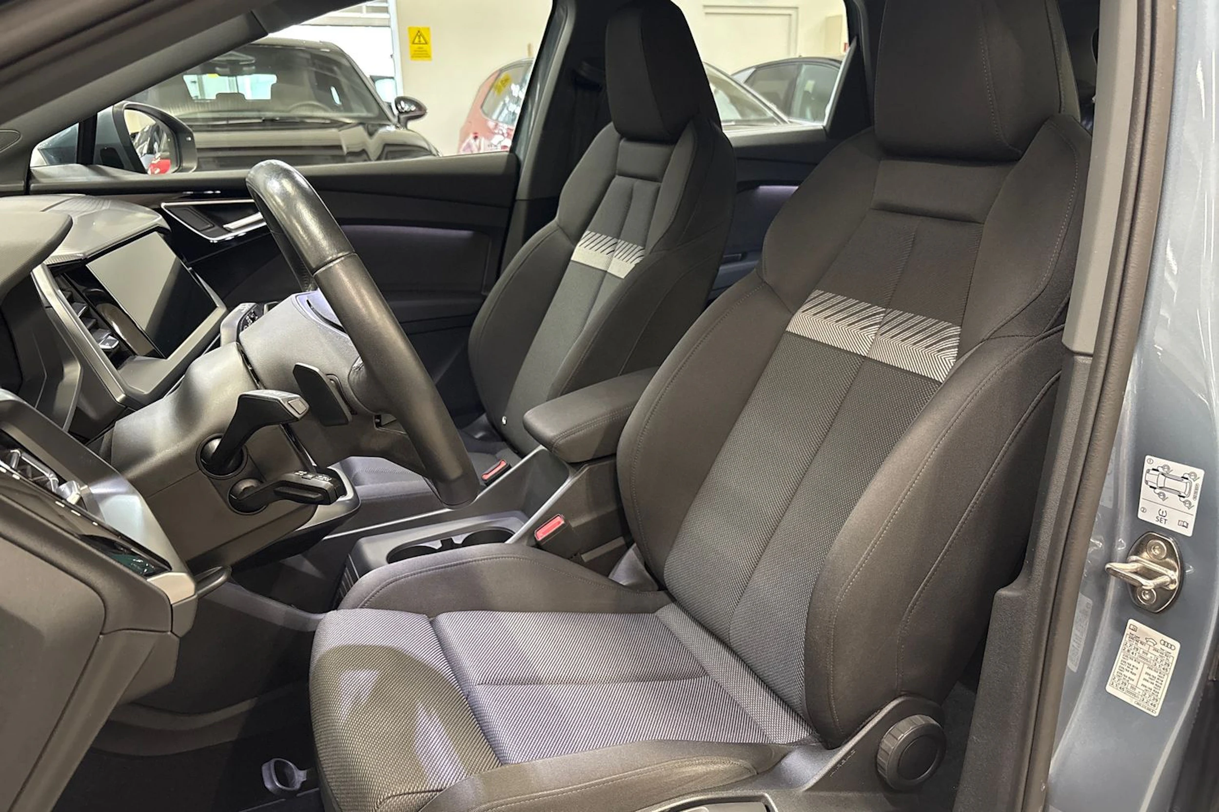 sininen Audi Q4 e-tron 2023 kuva 13.
