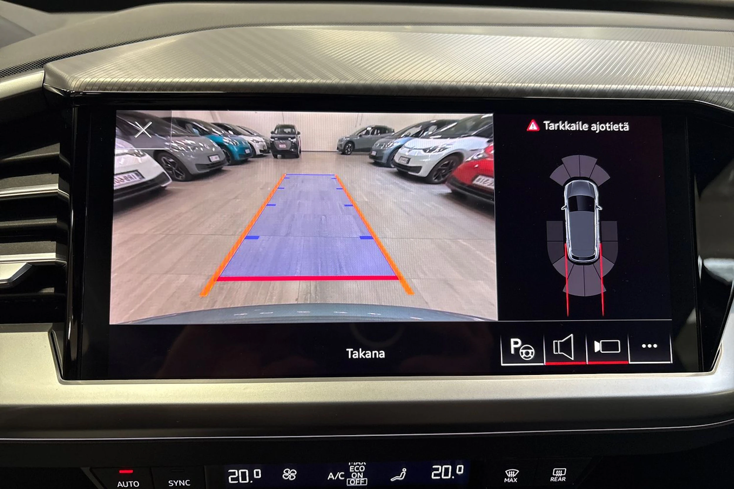 sininen Audi Q4 e-tron 2023 kuva 16.