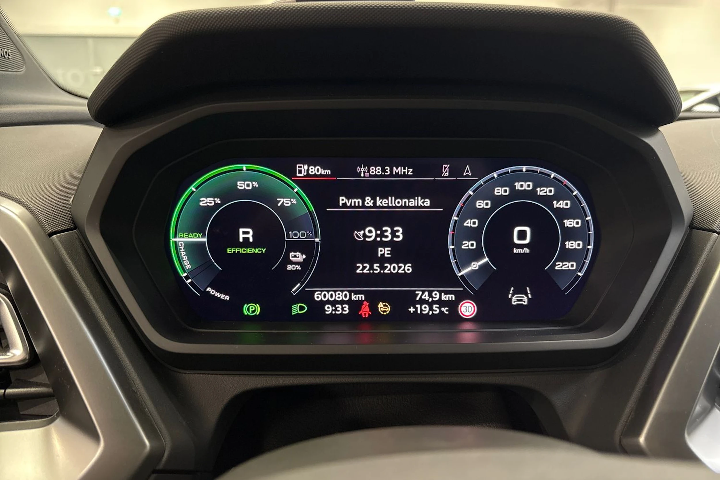 sininen Audi Q4 e-tron 2023 kuva 17.