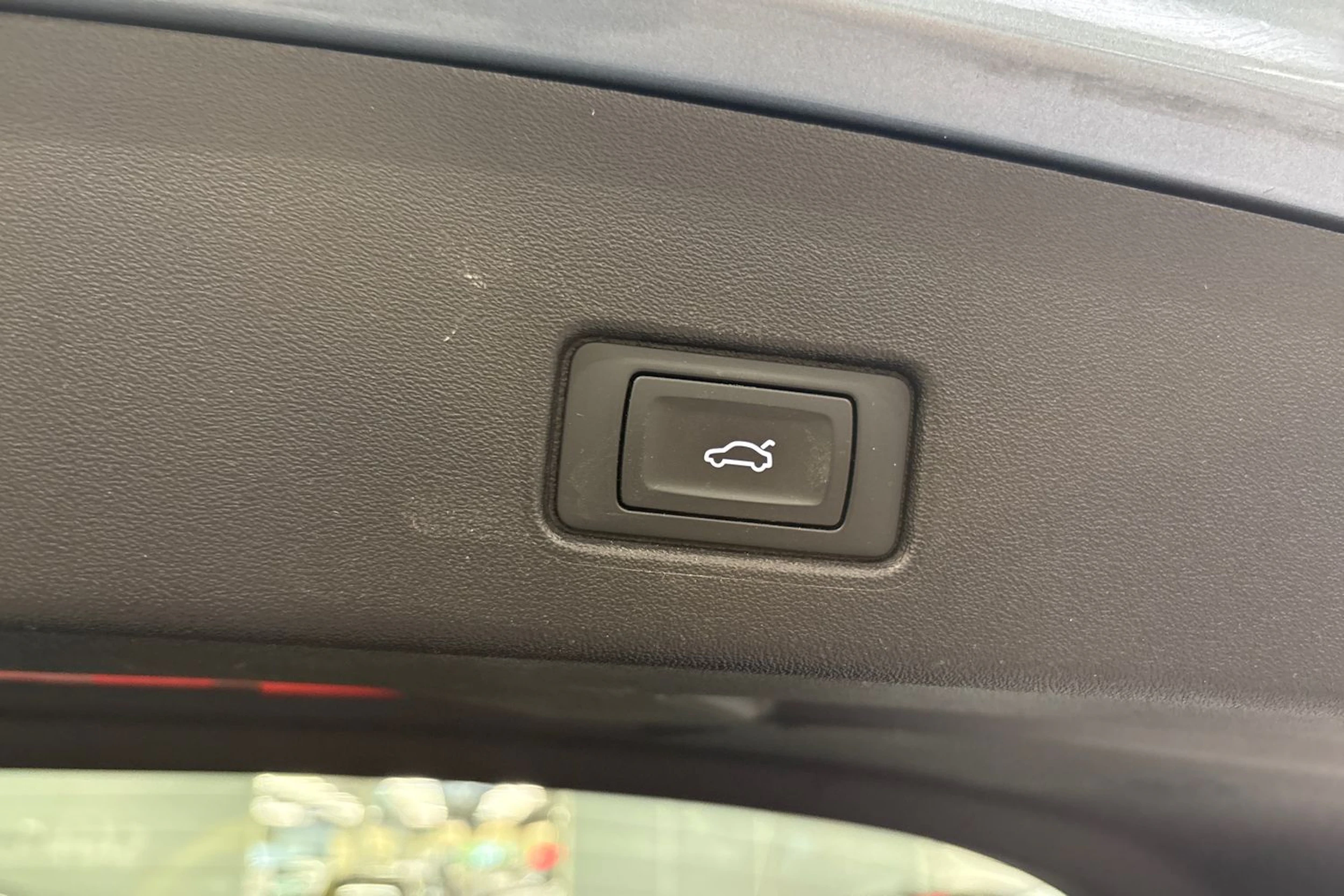 sininen Audi Q4 e-tron 2023 kuva 18.