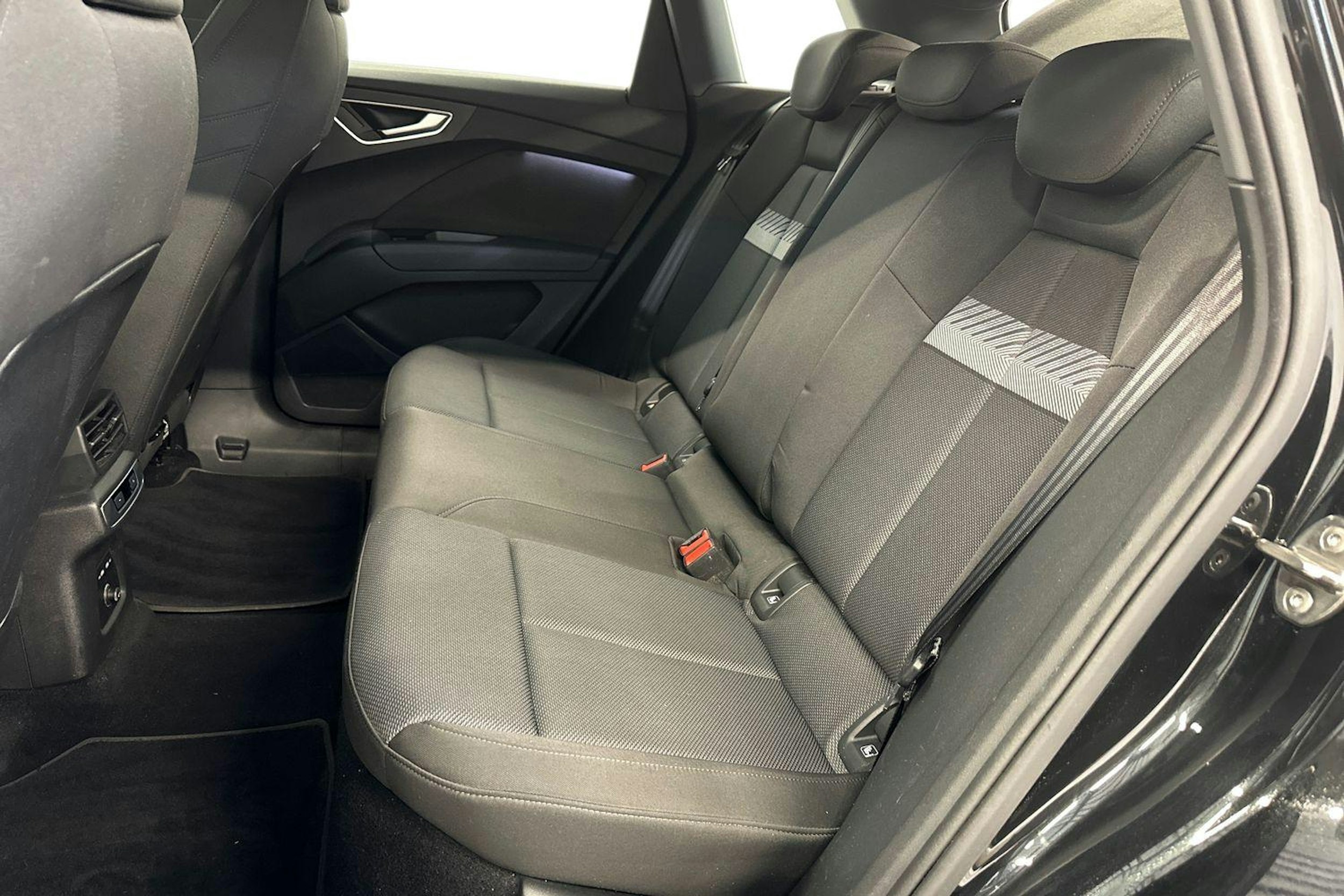 musta Audi Q4 e-tron 2023 kuva 10.