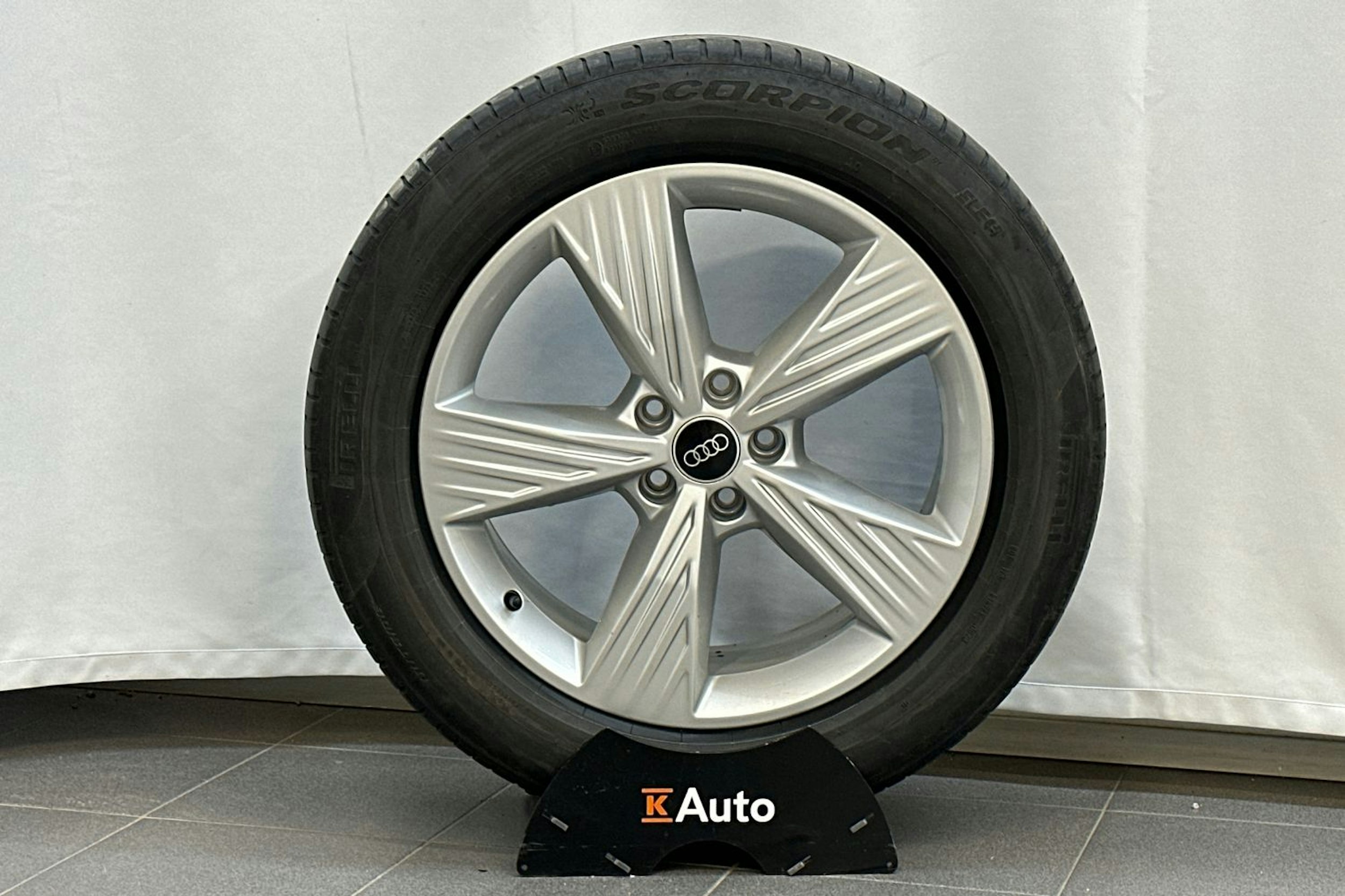 musta Audi Q4 e-tron 2023 kuva 13.