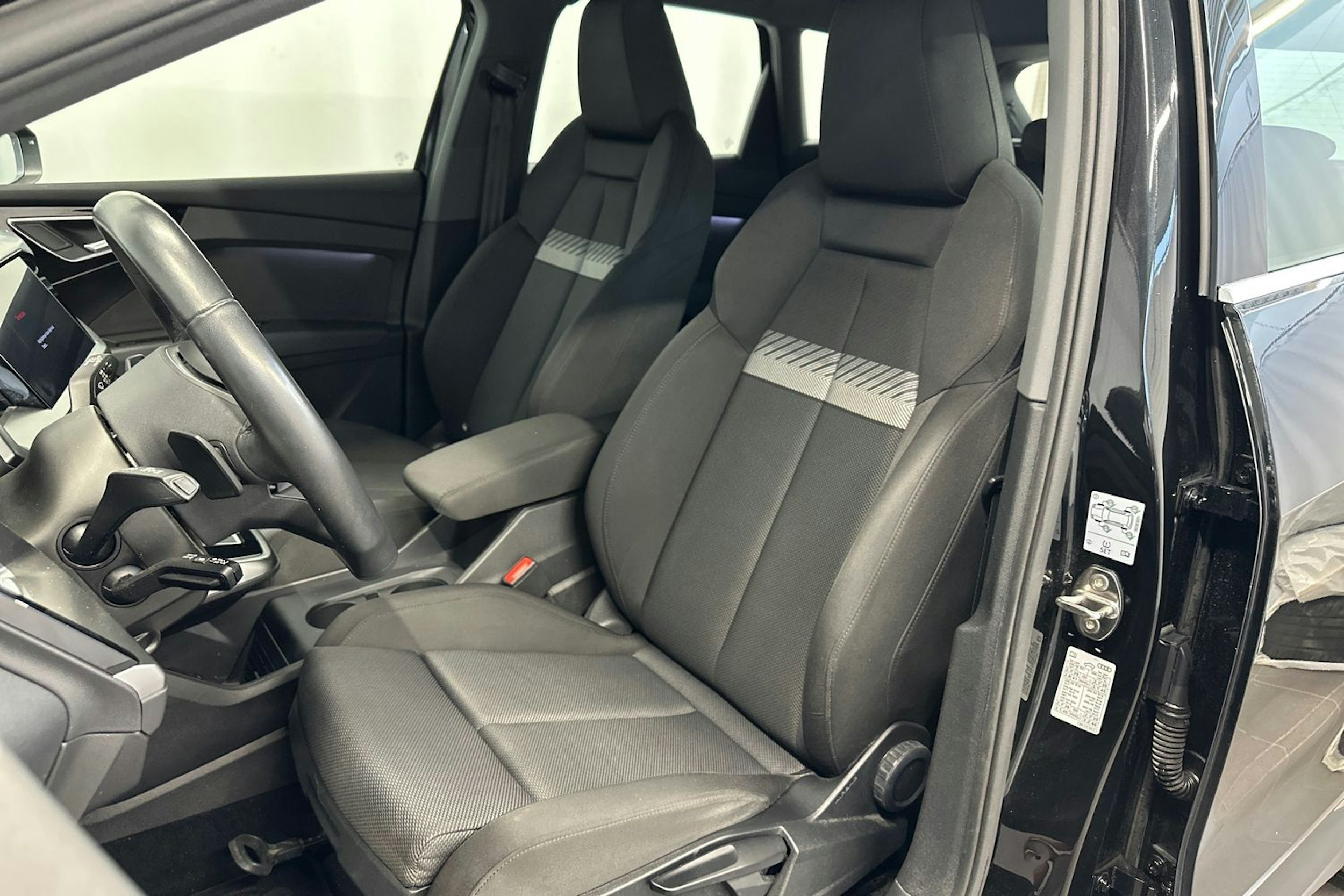 musta Audi Q4 e-tron 2023 kuva 16.