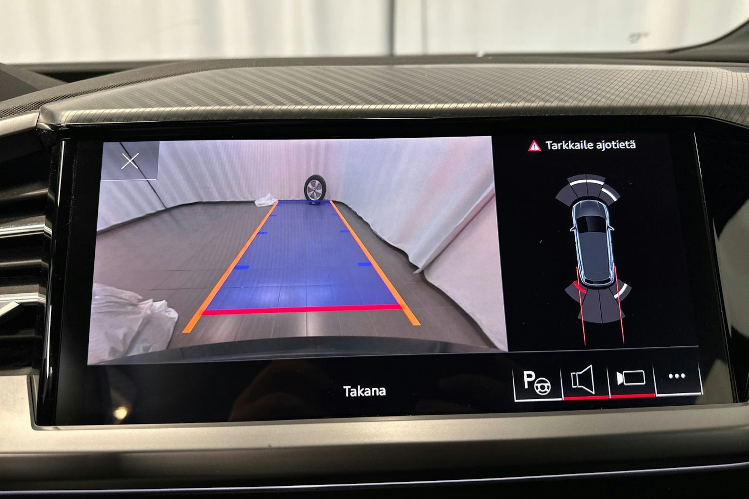 musta Audi Q4 e-tron 2023 kuva 20.