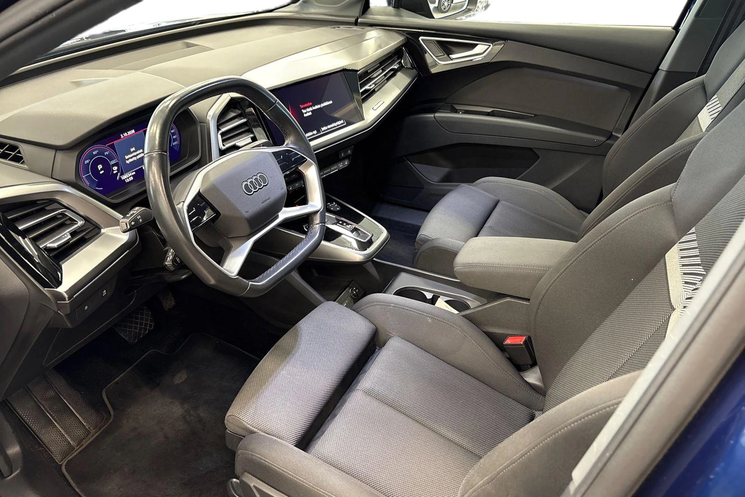 sininen Audi Q4 e-tron 2023 kuva 6.