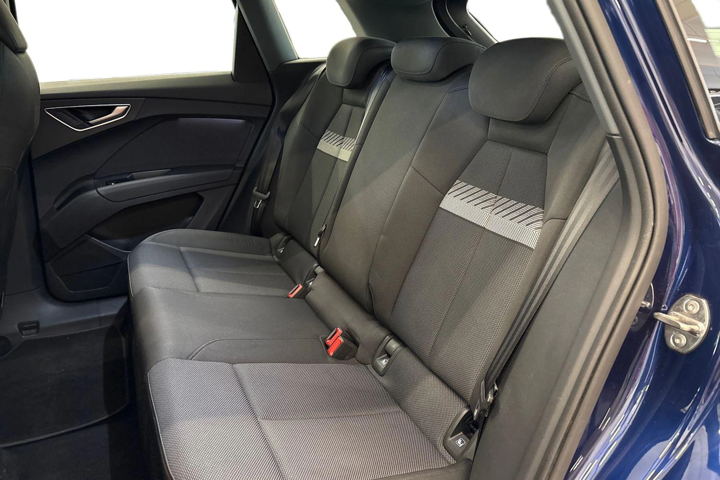 sininen Audi Q4 e-tron 2023 kuva 8.