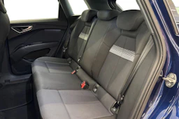 sininen Audi Q4 e-tron 2023 kuva 8.