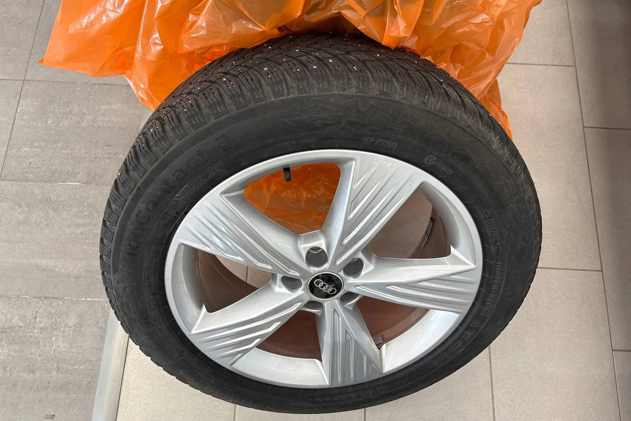 sininen Audi Q4 e-tron 2023 kuva 10.