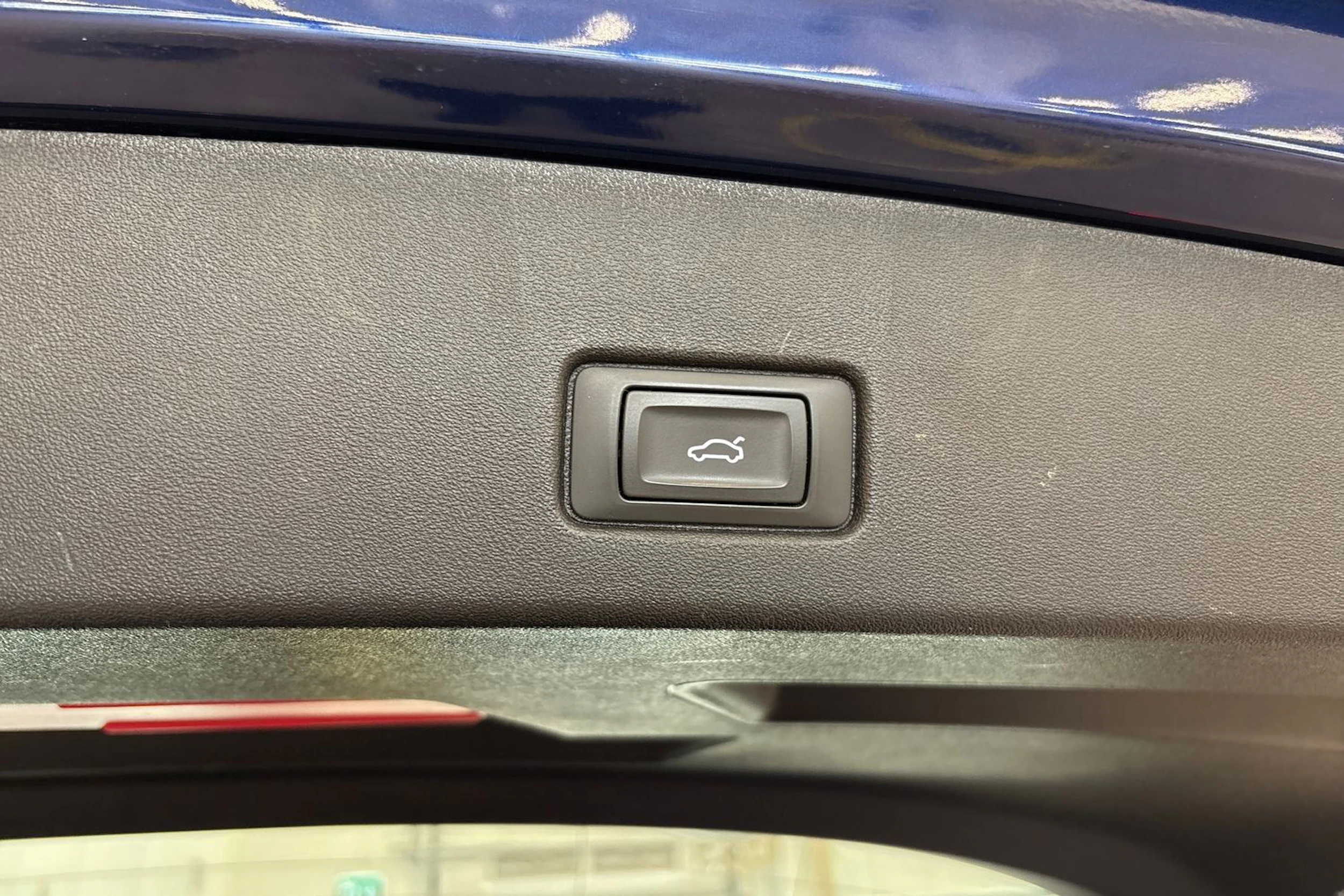 sininen Audi Q4 e-tron 2023 kuva 13.