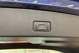 sininen Audi Q4 e-tron 2023 kuva 13.