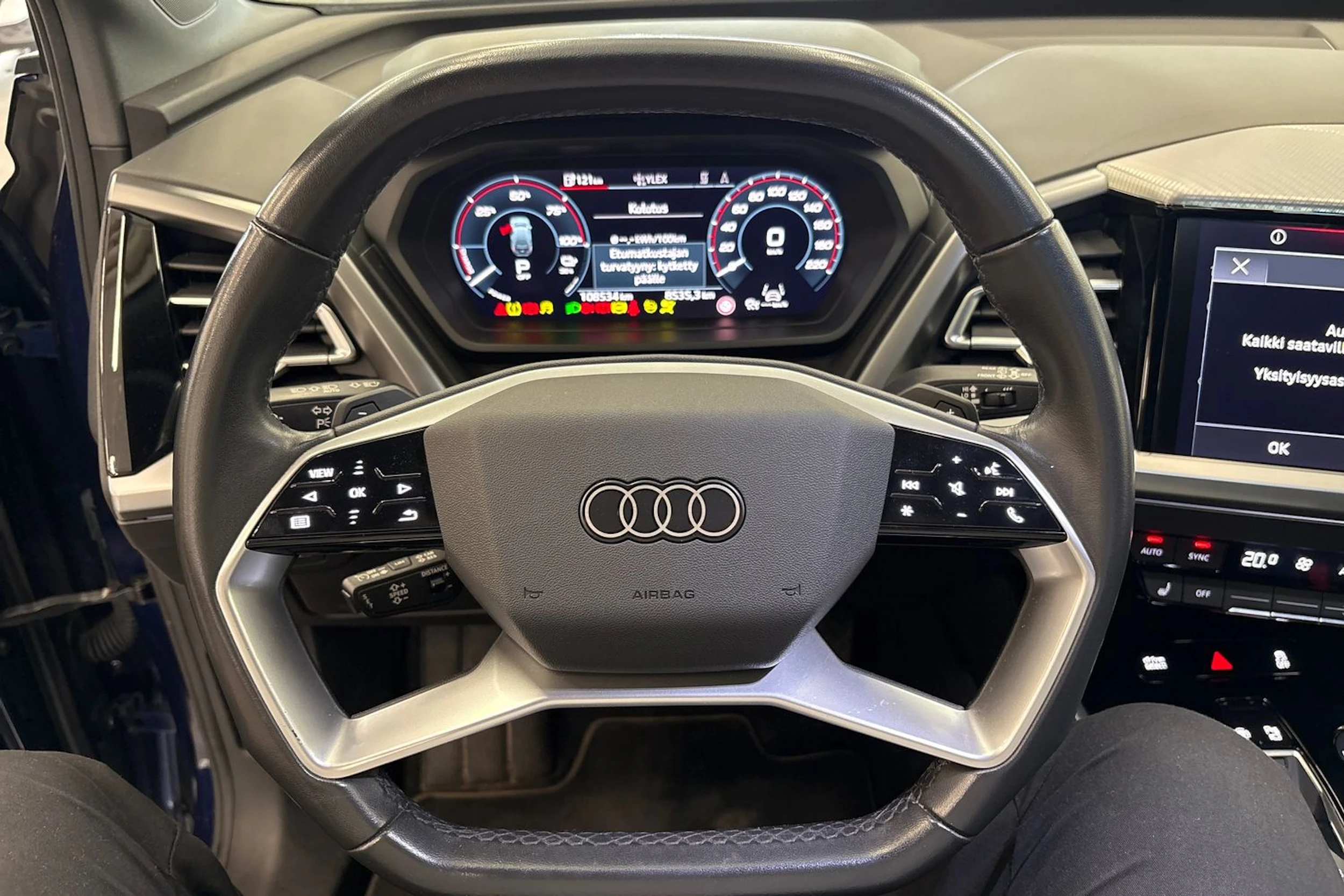 sininen Audi Q4 e-tron 2023 kuva 14.