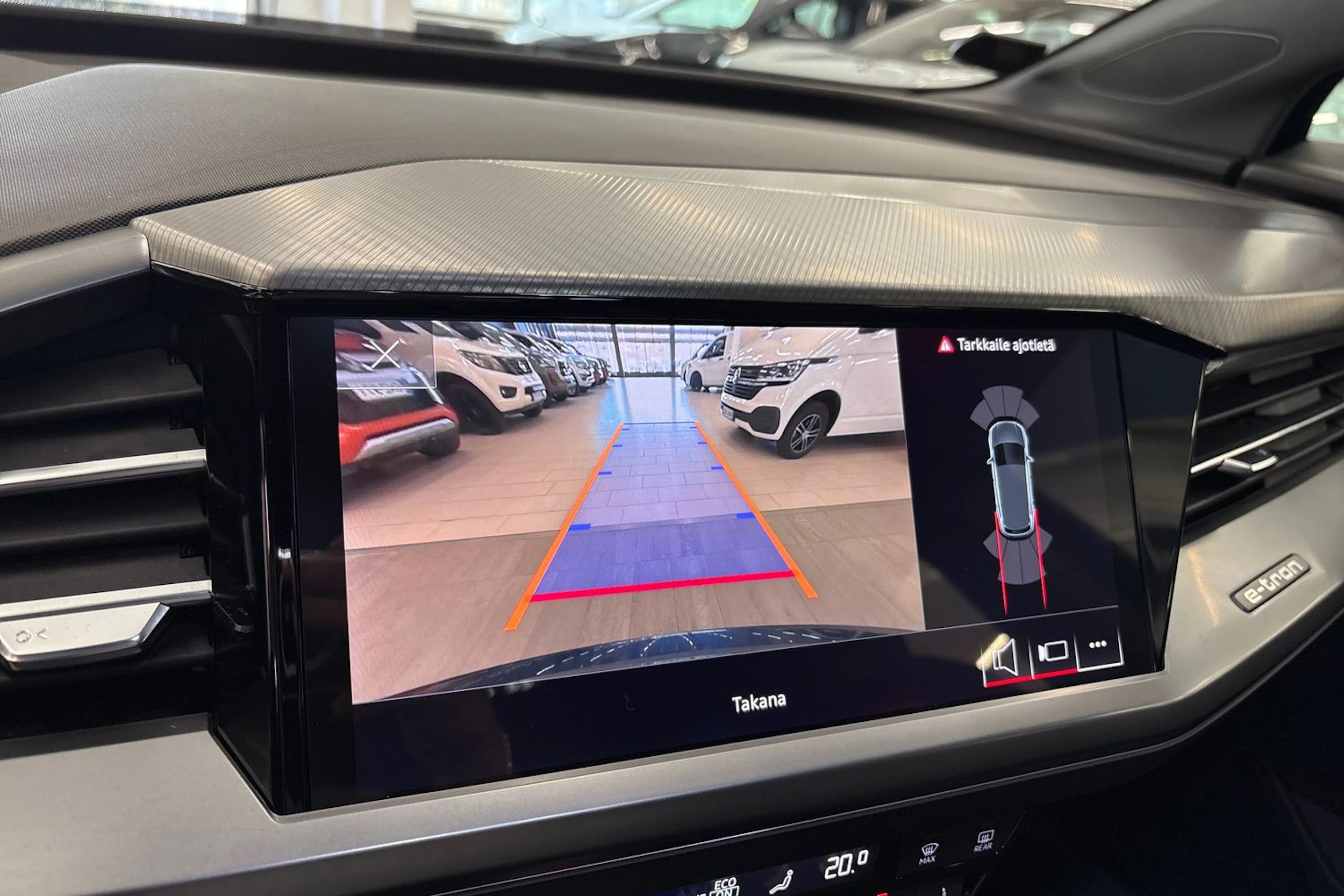 sininen Audi Q4 e-tron 2023 kuva 18.