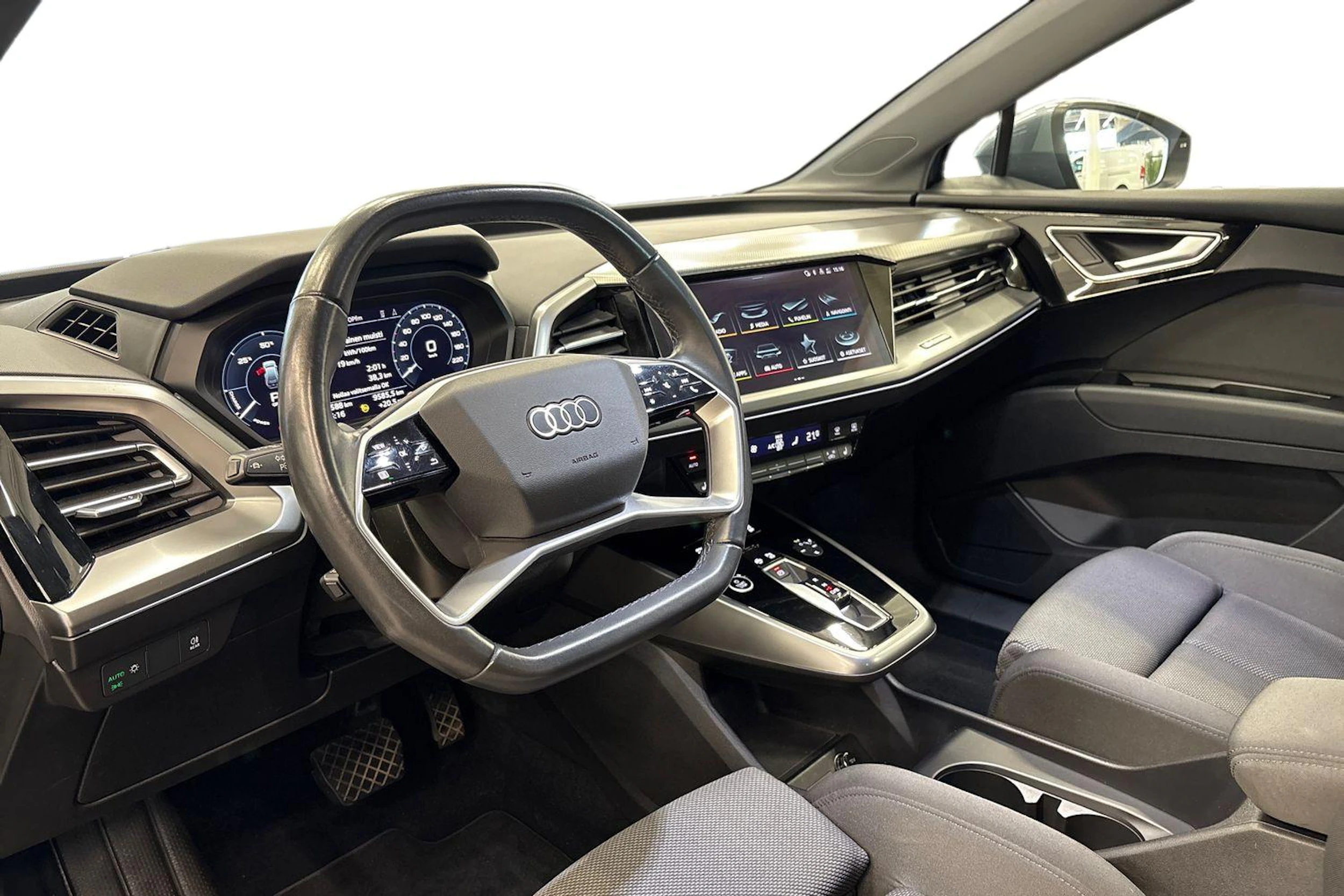 sininen Audi Q4 e-tron 2023 kuva 6.