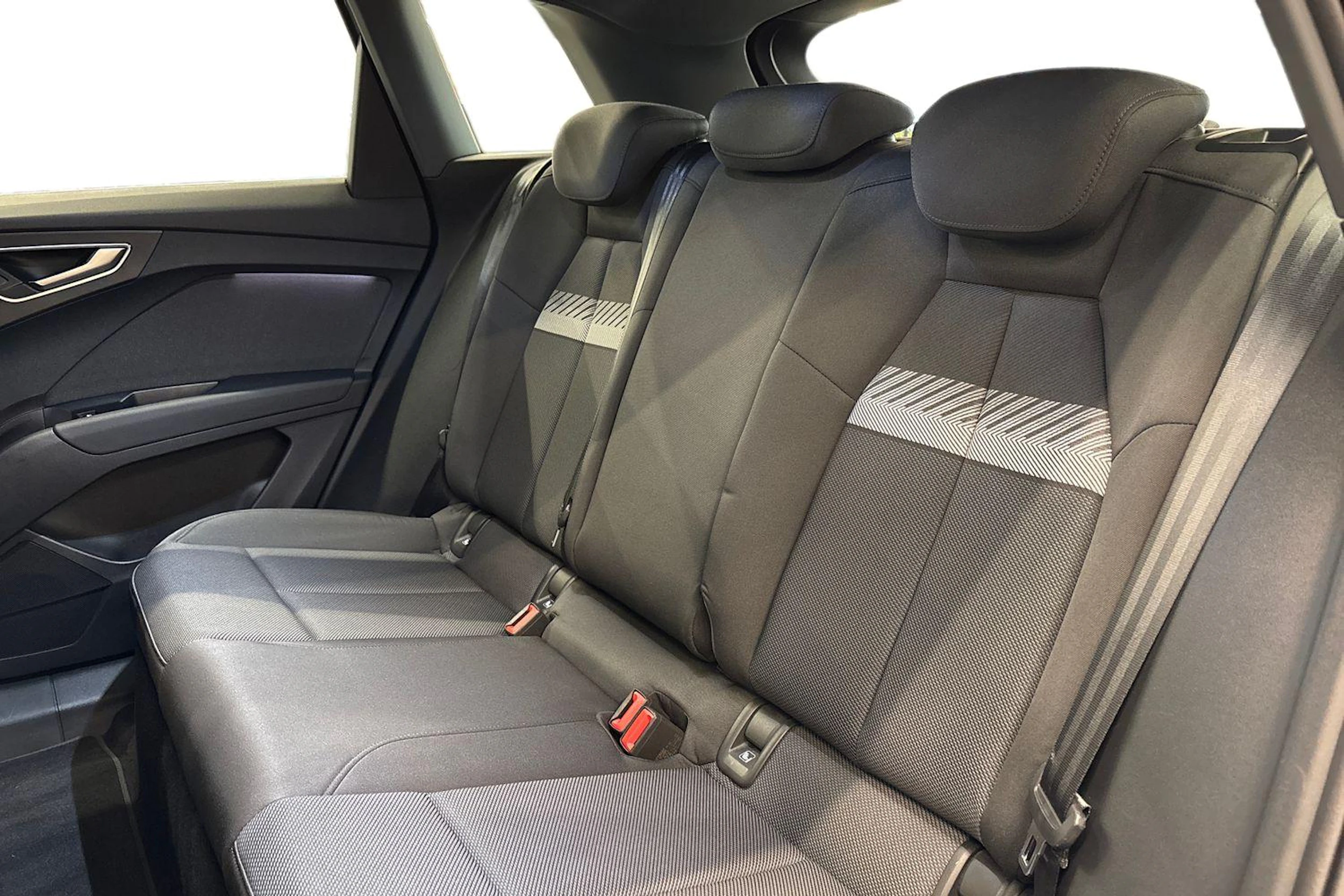 sininen Audi Q4 e-tron 2023 kuva 8.