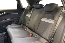 sininen Audi Q4 e-tron 2023 kuva 8.
