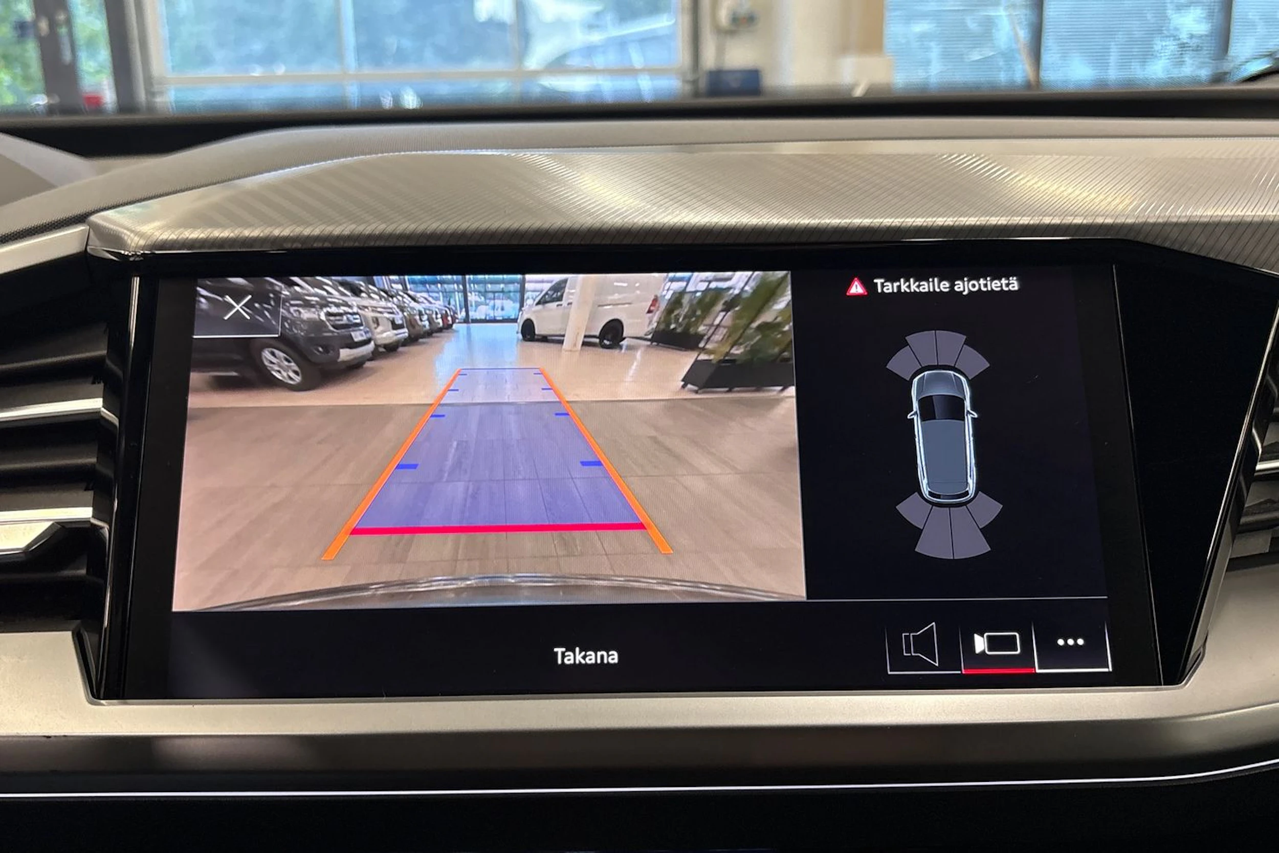 sininen Audi Q4 e-tron 2023 kuva 13.