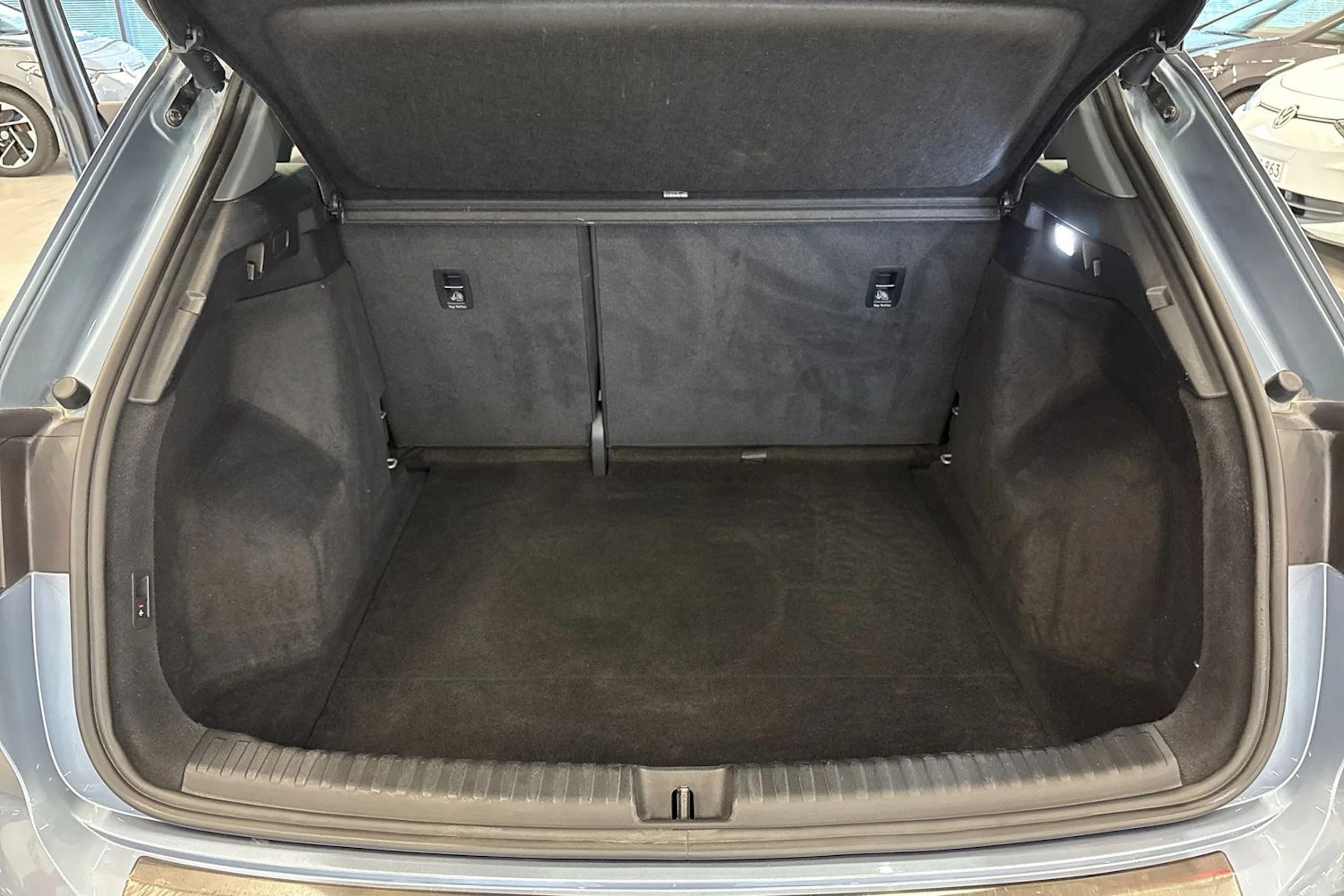 sininen Audi Q4 e-tron 2023 kuva 14.