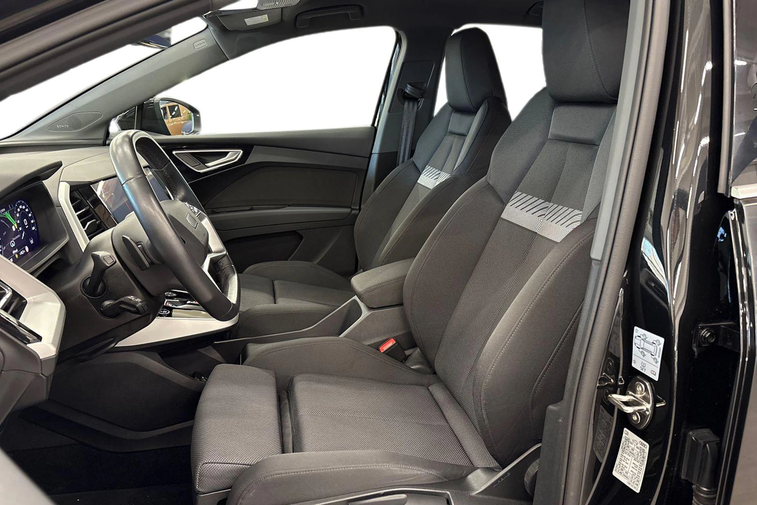 musta Audi Q4 e-tron 2023 kuva 8.