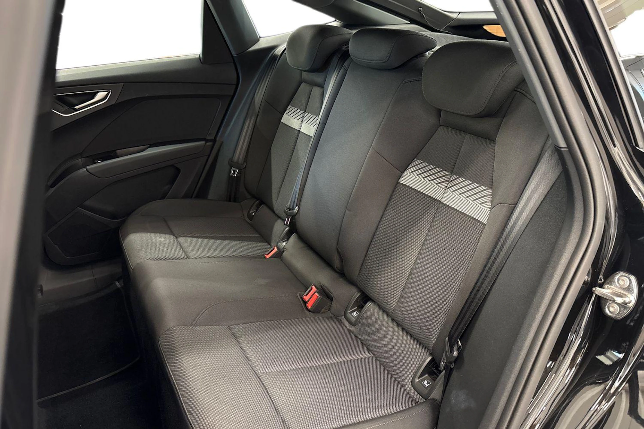 musta Audi Q4 e-tron 2023 kuva 11.