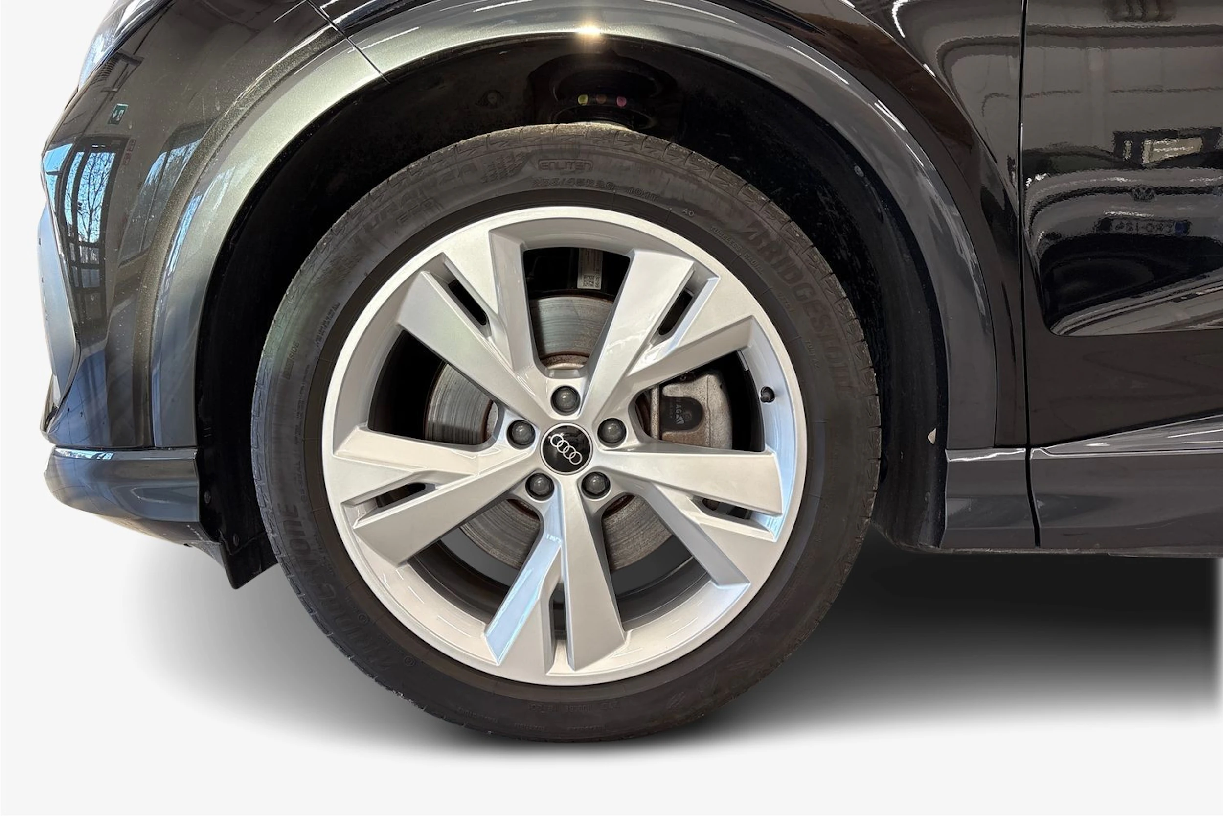 musta Audi Q4 e-tron 2023 kuva 12.