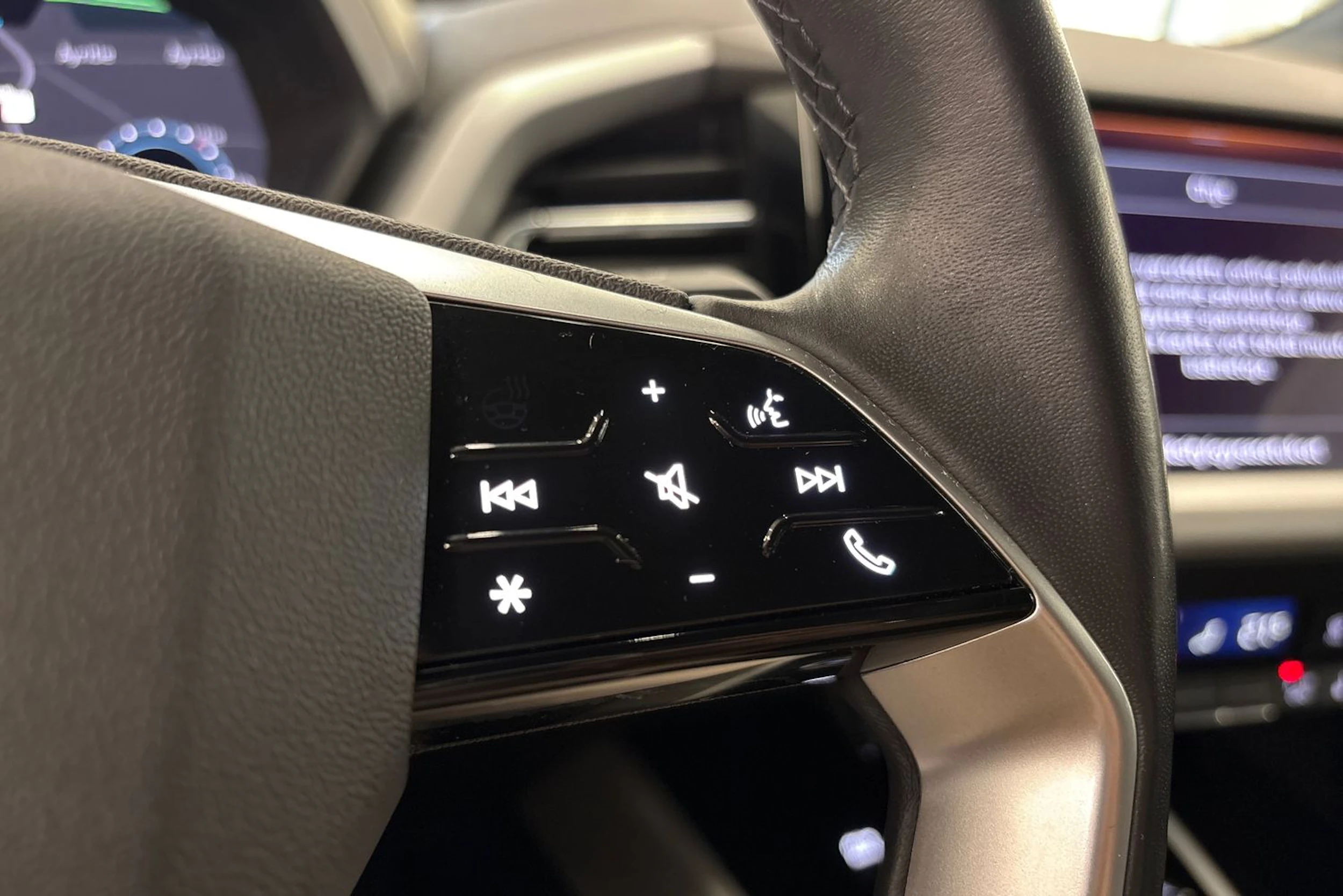 musta Audi Q4 e-tron 2023 kuva 18.