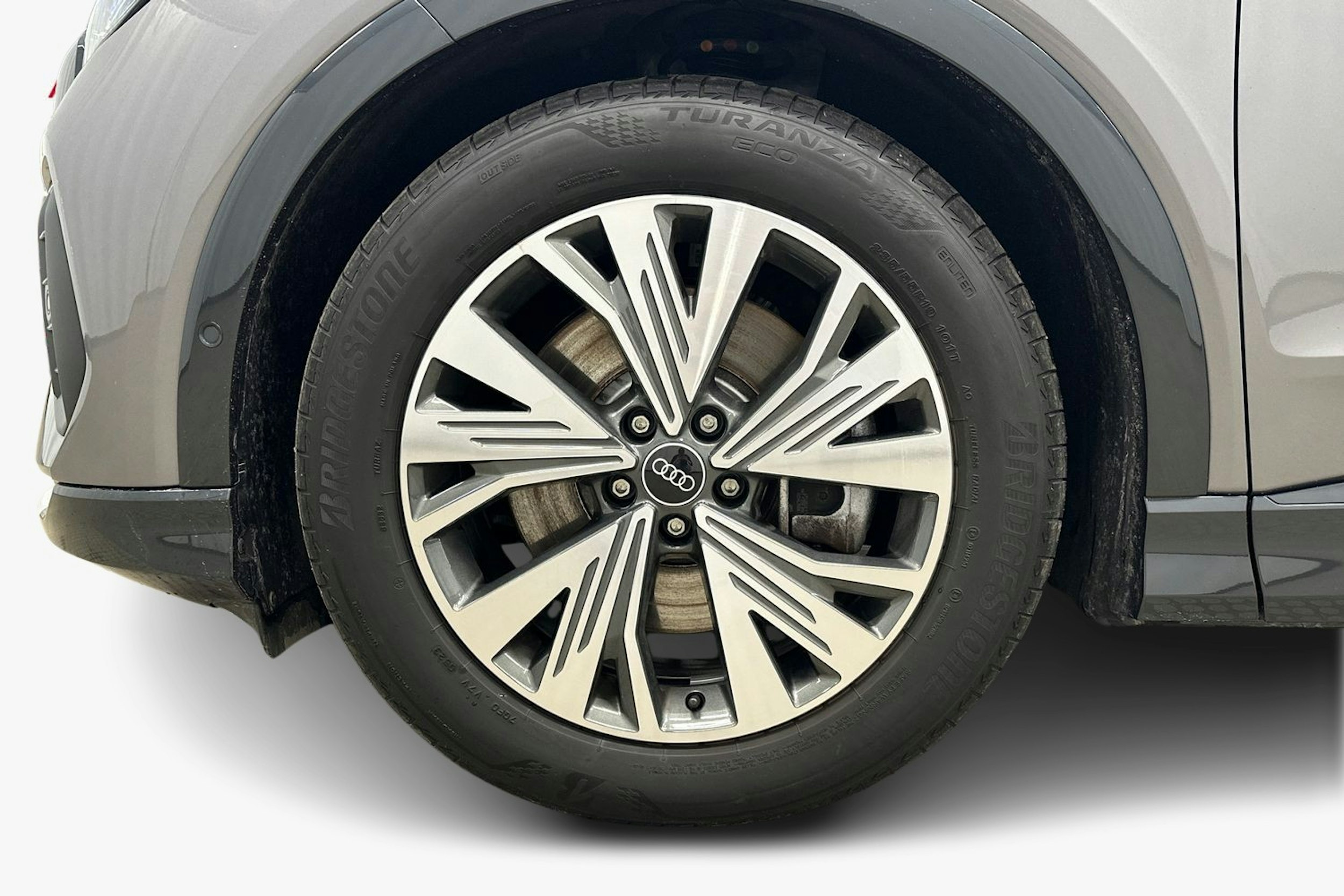 harmaa Audi Q4 e-tron 2023 kuva 11.
